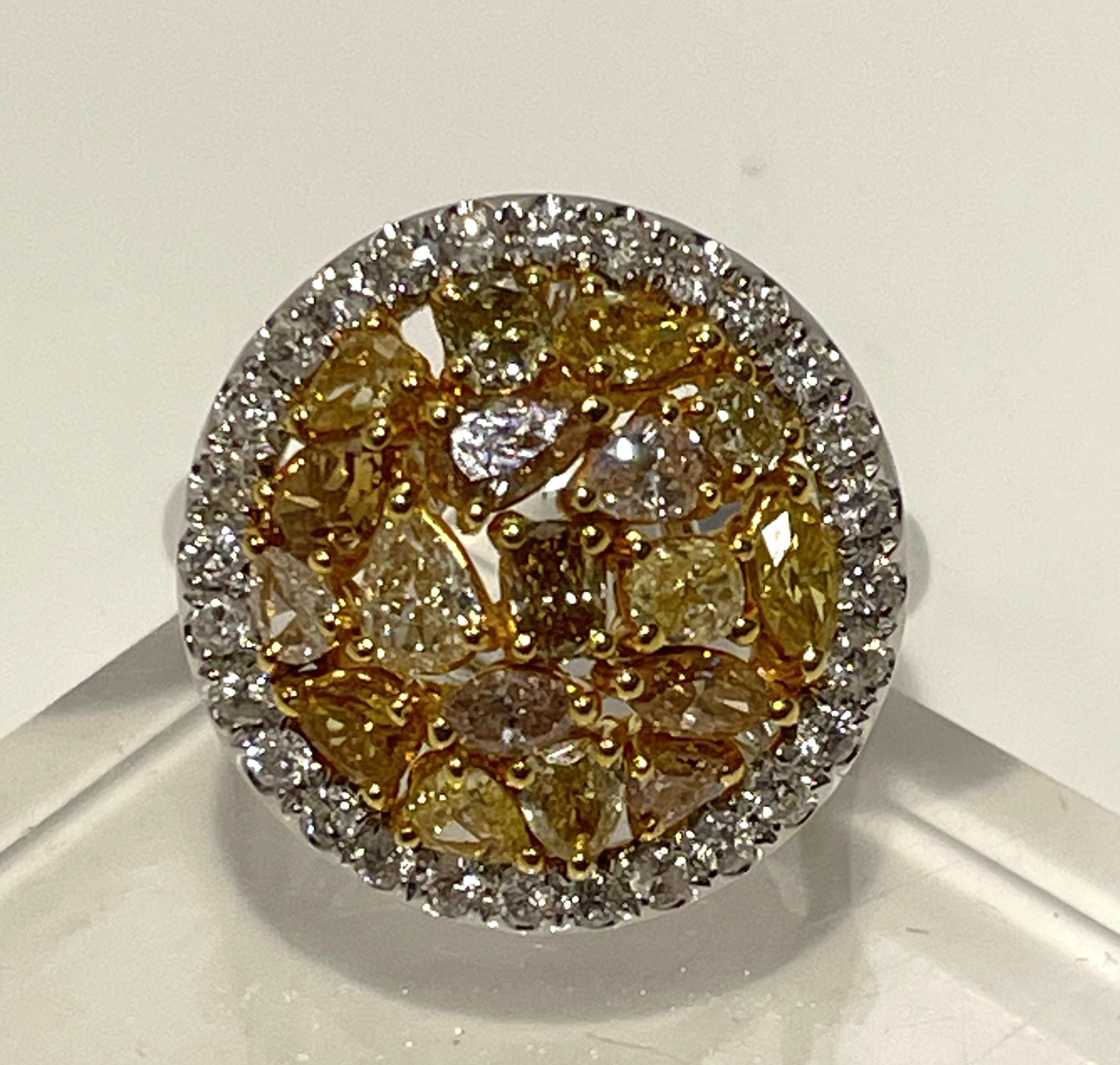 Un design bellissimo e unico!
Grappolo rotondo di diamanti gialli con aureola di diamanti bianchi.
18 diamanti gialli di diversa intensità di colore, dimensioni e forme (tondi, ovali, pera, marquis, cuscino).  1,48 di peso totale di diamanti