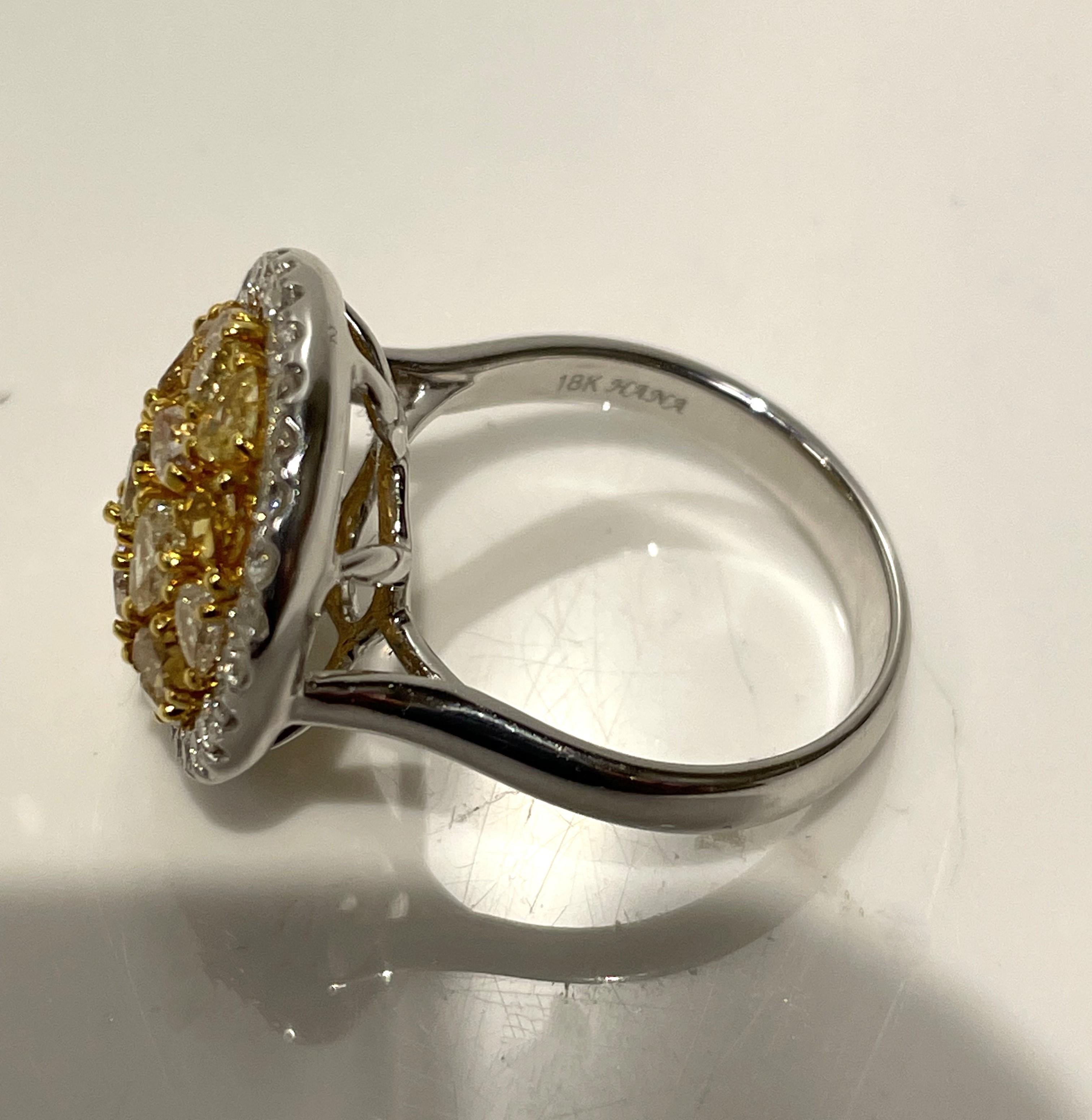Anello a grappolo con diamanti bianchi e gialli 18 carati In condizioni Nuovo in vendita a Cincinnati, OH