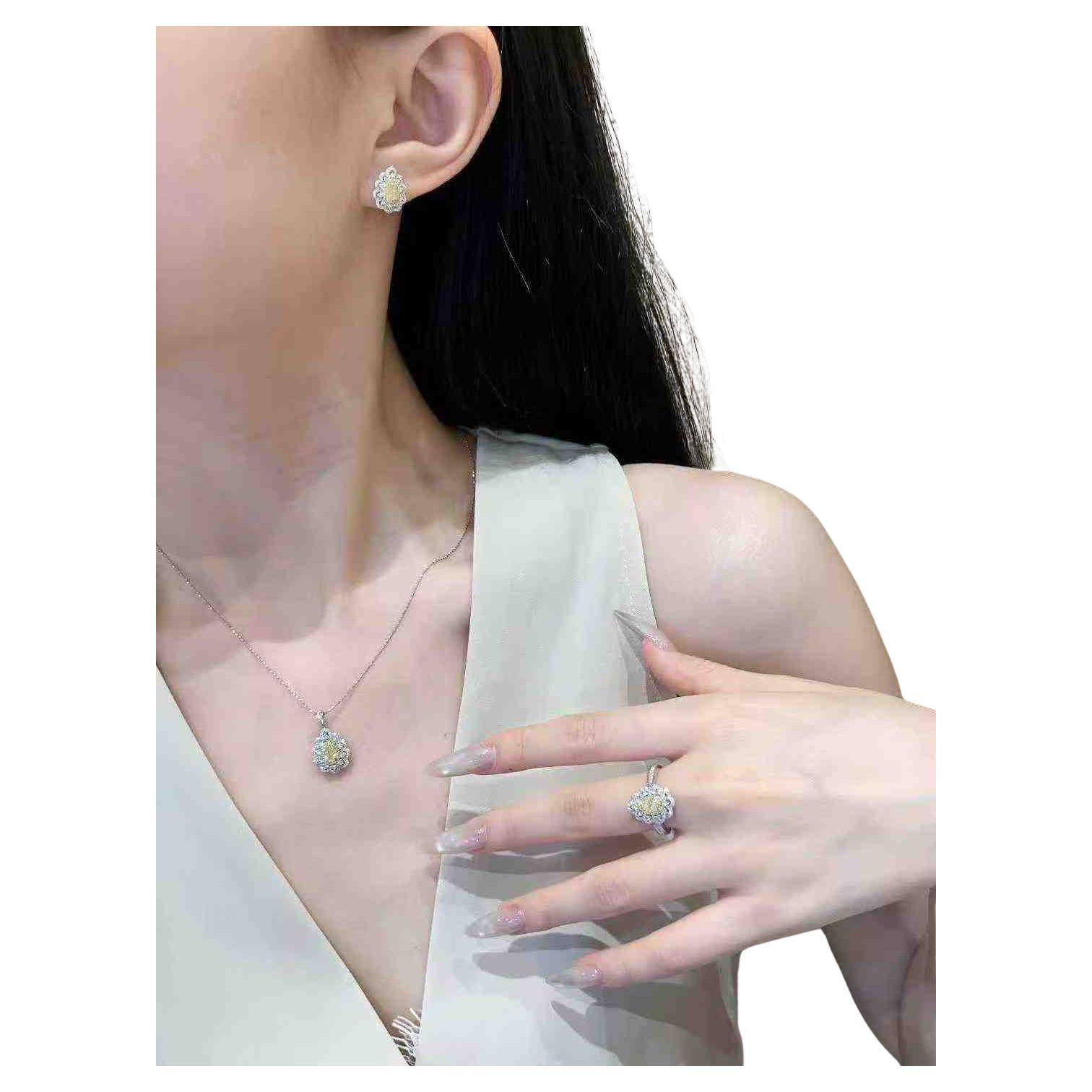 Set di orecchini, anelli e ciondoli con diamanti bianchi e gialli 18K in vendita