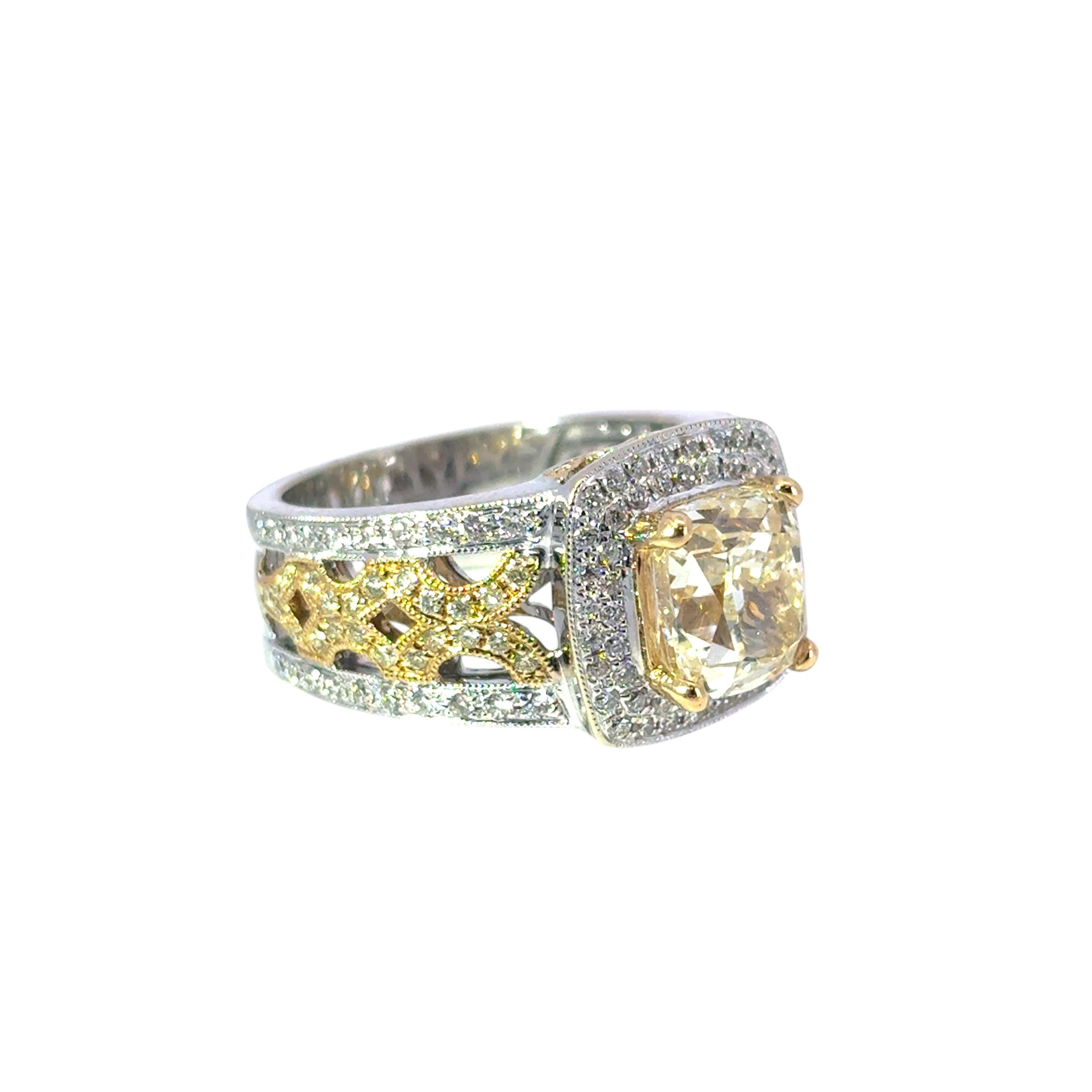 Bague de fiançailles en or blanc 18k jaune 3.02ct Fancy Light Yellow Cushion Diamond en vente 4