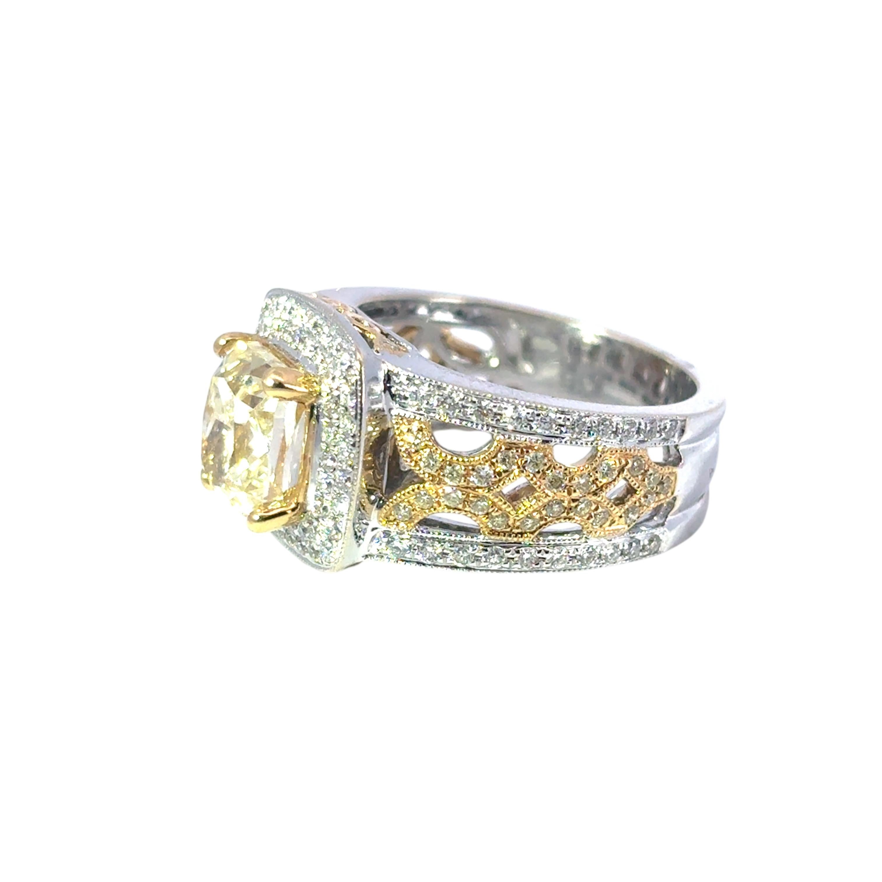 Bague de fiançailles en or blanc 18k jaune 3.02ct Fancy Light Yellow Cushion Diamond en vente 7