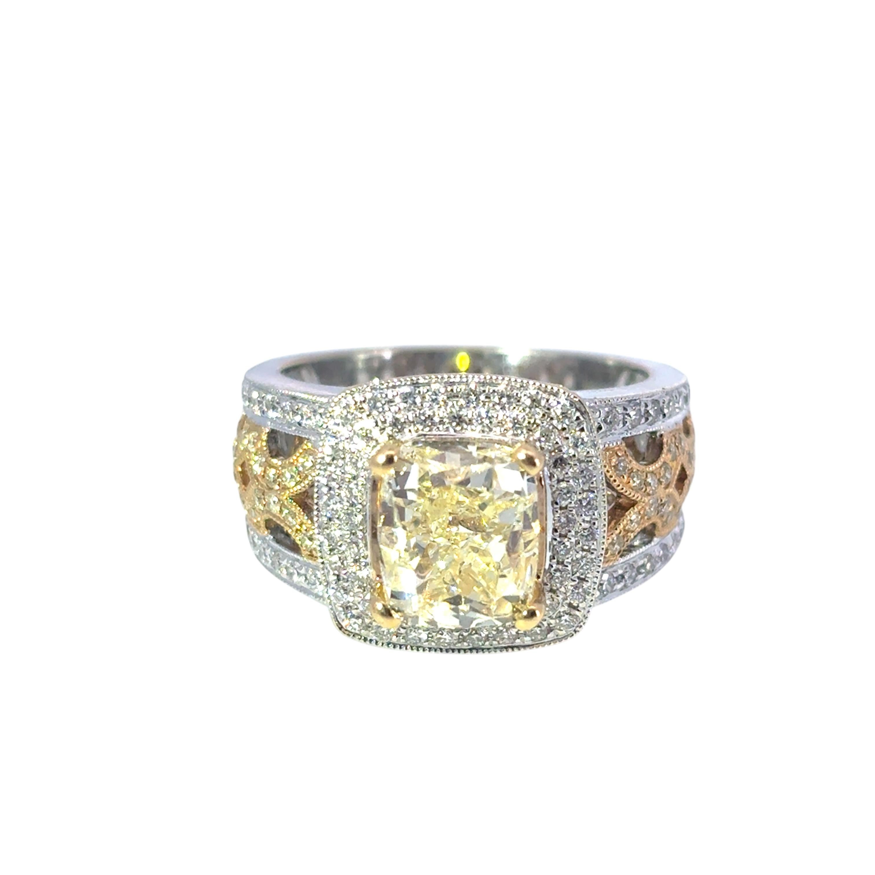 Bague de fiançailles en or blanc 18k jaune 3.02ct Fancy Light Yellow Cushion Diamond en vente 8