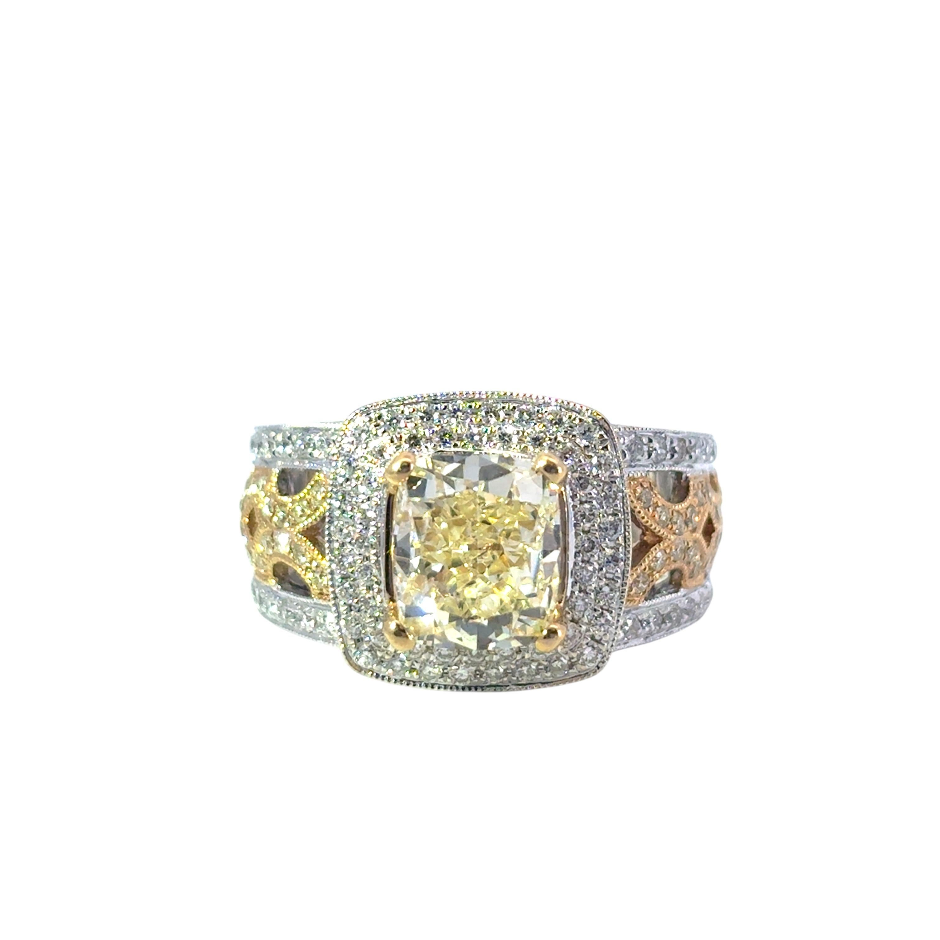 Moderne Bague de fiançailles en or blanc 18k jaune 3.02ct Fancy Light Yellow Cushion Diamond en vente