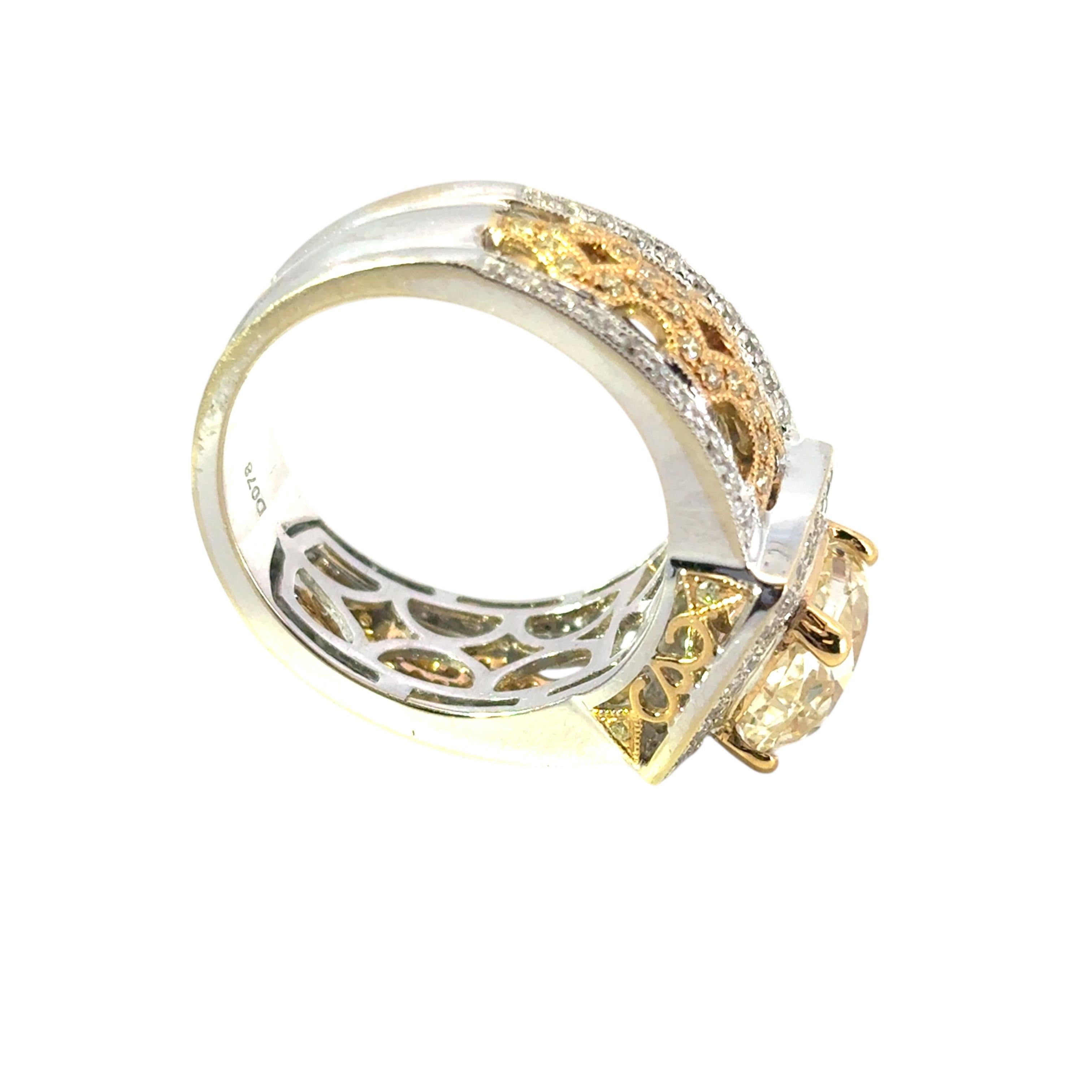 Taille coussin Bague de fiançailles en or blanc 18k jaune 3.02ct Fancy Light Yellow Cushion Diamond en vente