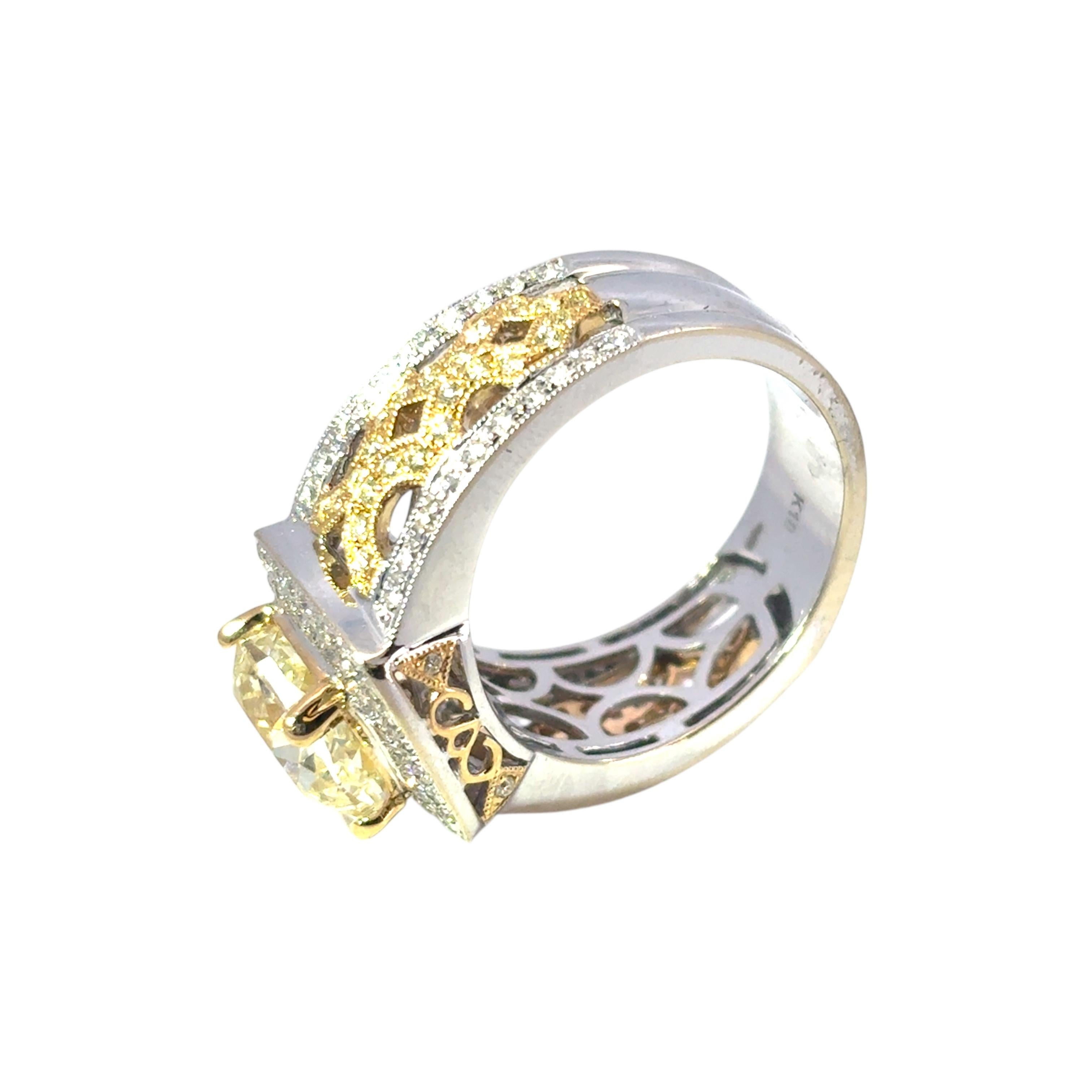 Bague de fiançailles en or blanc 18k jaune 3.02ct Fancy Light Yellow Cushion Diamond Excellent état - En vente à Boca Raton, FL