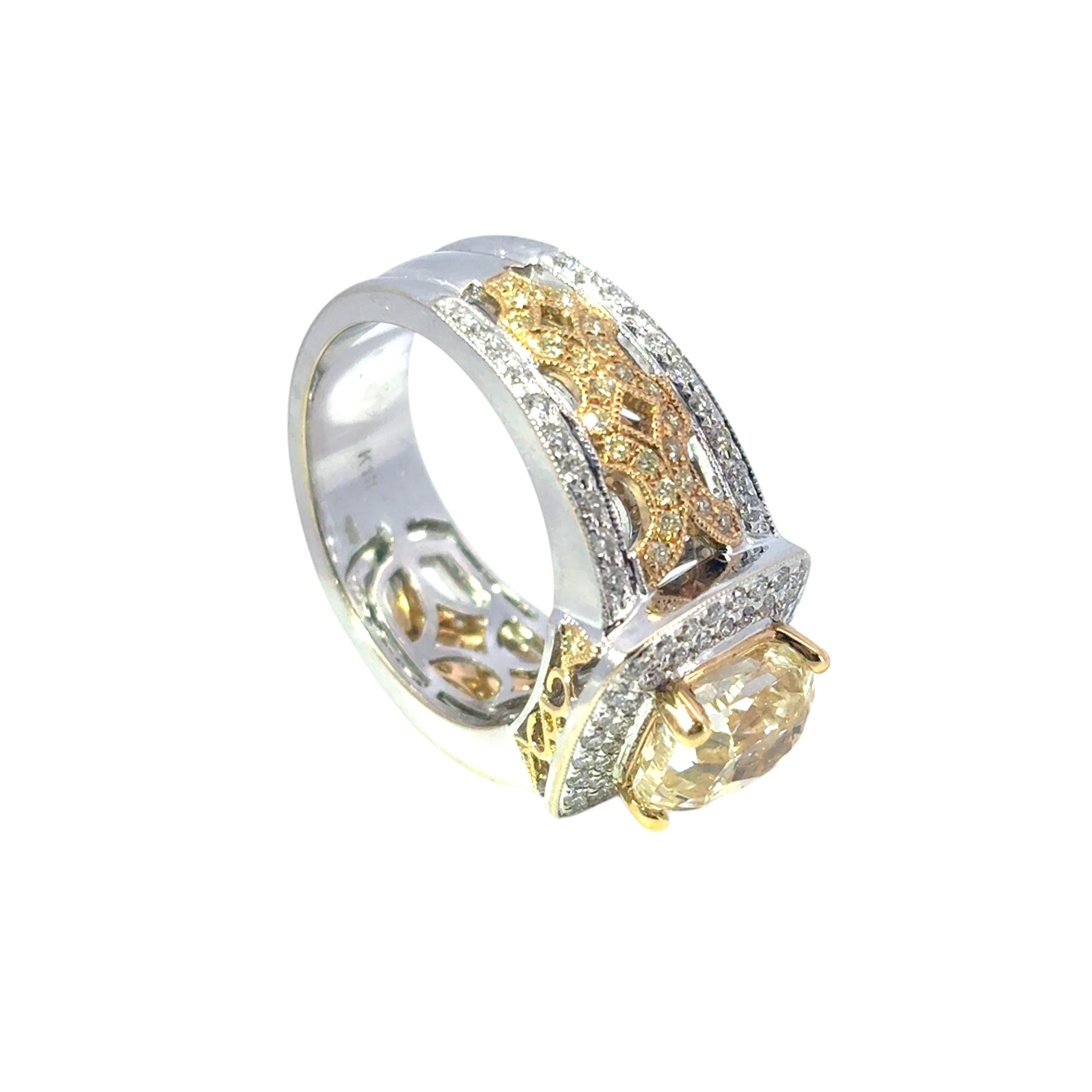 Bague de fiançailles en or blanc 18k jaune 3.02ct Fancy Light Yellow Cushion Diamond Pour femmes en vente
