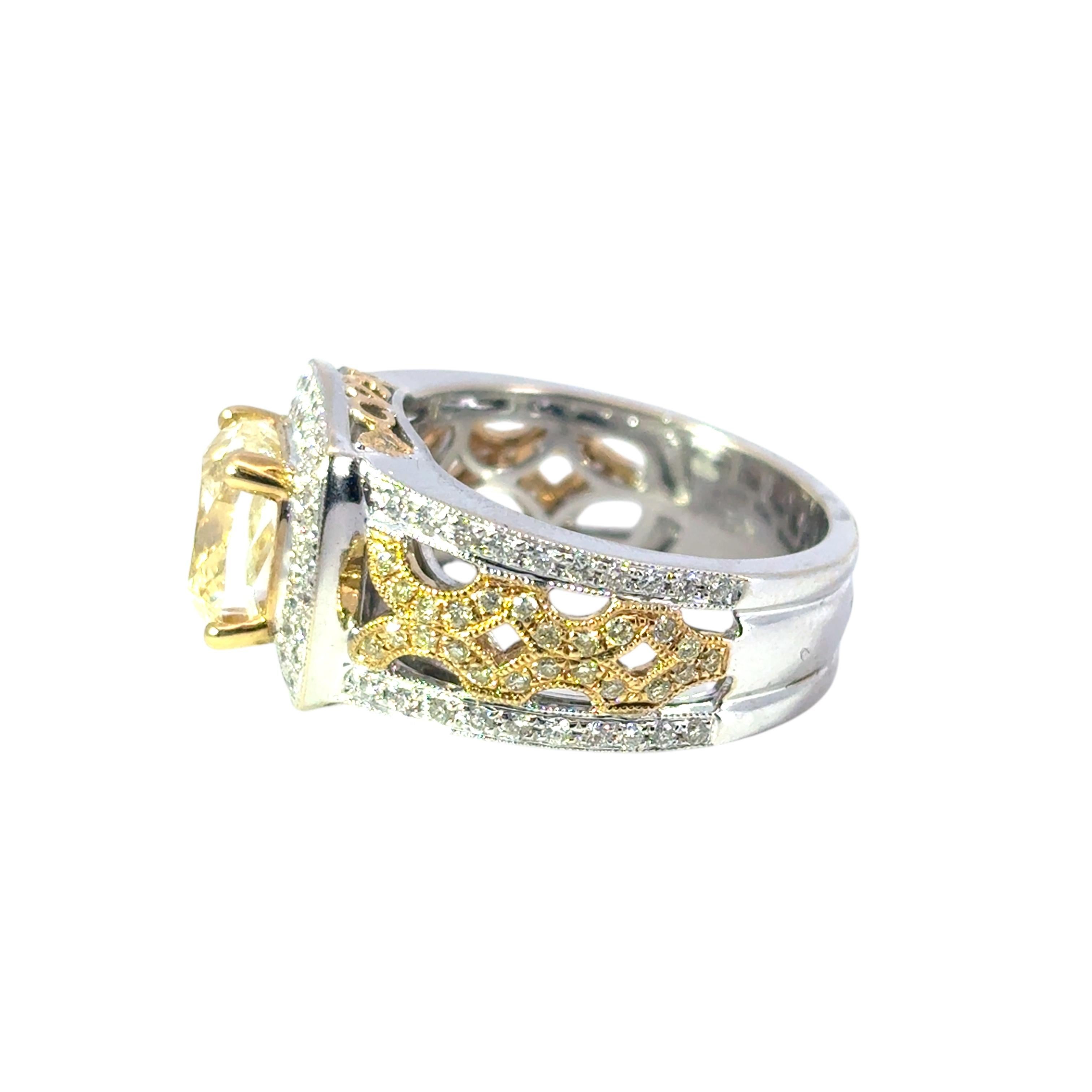 Bague de fiançailles en or blanc 18k jaune 3.02ct Fancy Light Yellow Cushion Diamond en vente 1