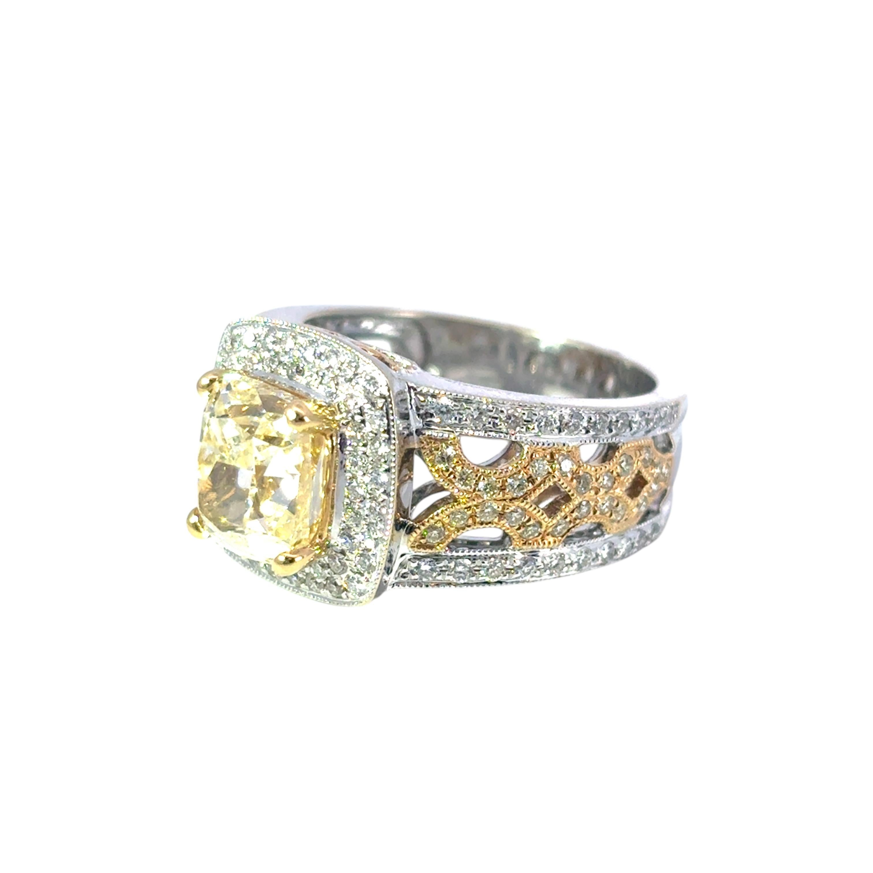 Bague de fiançailles en or blanc 18k jaune 3.02ct Fancy Light Yellow Cushion Diamond en vente 2