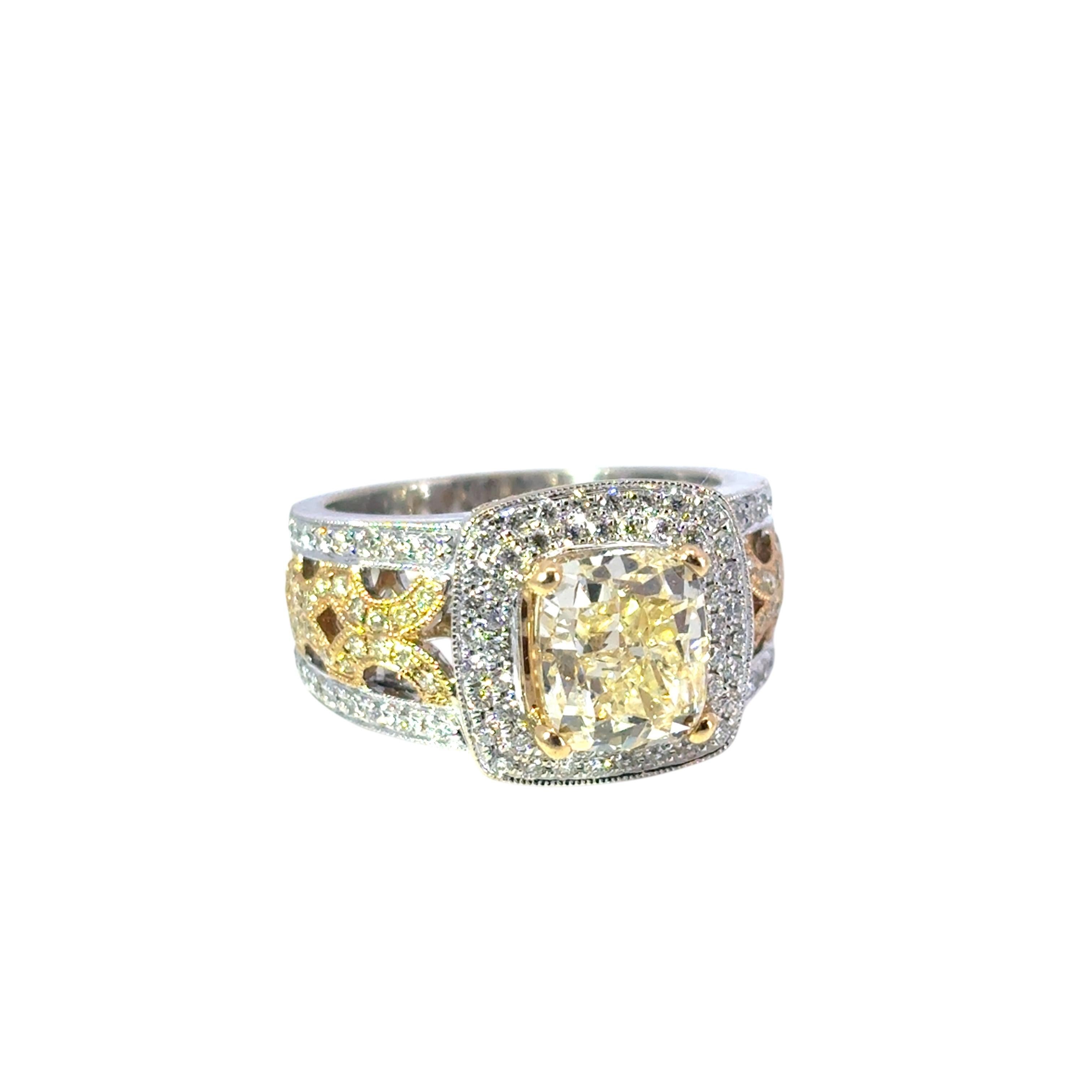Bague de fiançailles en or blanc 18k jaune 3.02ct Fancy Light Yellow Cushion Diamond en vente 3