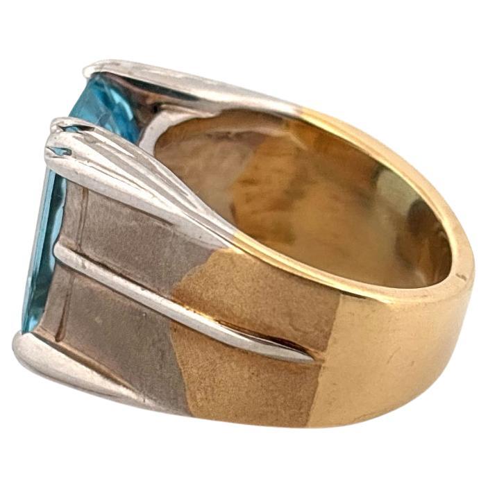 Rétro Anello in oro bianco e giallo 18 carati da 5,10 carati con pietra acquamarina blu taglio smeraldo in vendita