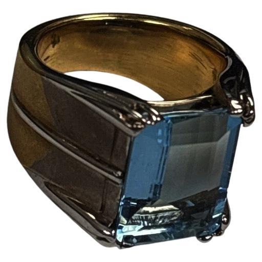 Anello in oro bianco e giallo 18 carati da 5,10 carati con pietra acquamarina blu taglio smeraldo In condizioni buone in vendita a Sewickley, PA