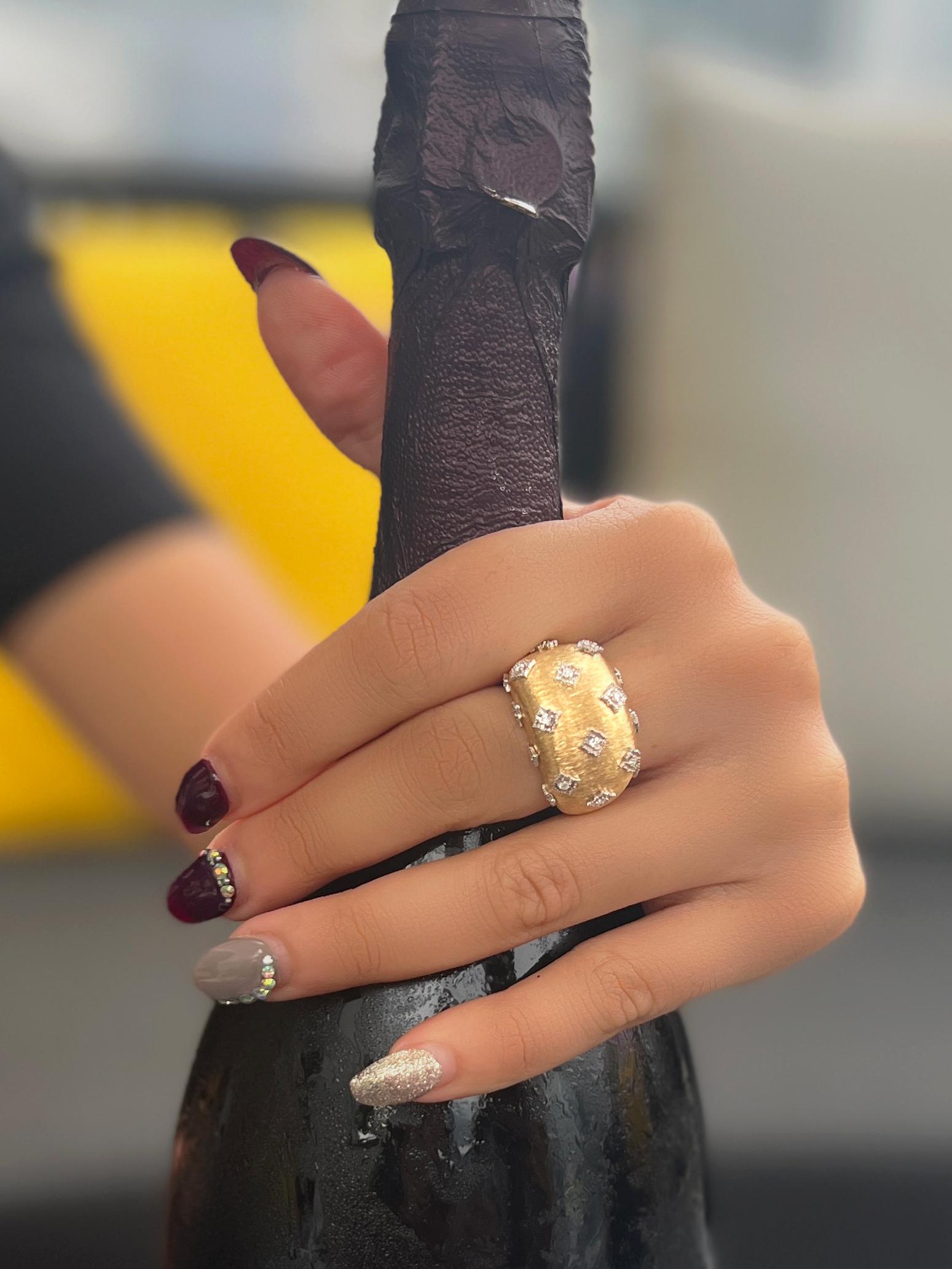 18 Karat Weiß- und Gelbgold Kuppelring mit handwerklichem Diamant in florentinischem Finish

18 Karat Weißgold und Gelbgold - 7.43 GM
18 Diamanten – 0,16 Karat

Das Familienunternehmen Althoff Jewelry hat es sich zur Aufgabe gemacht, elegante,