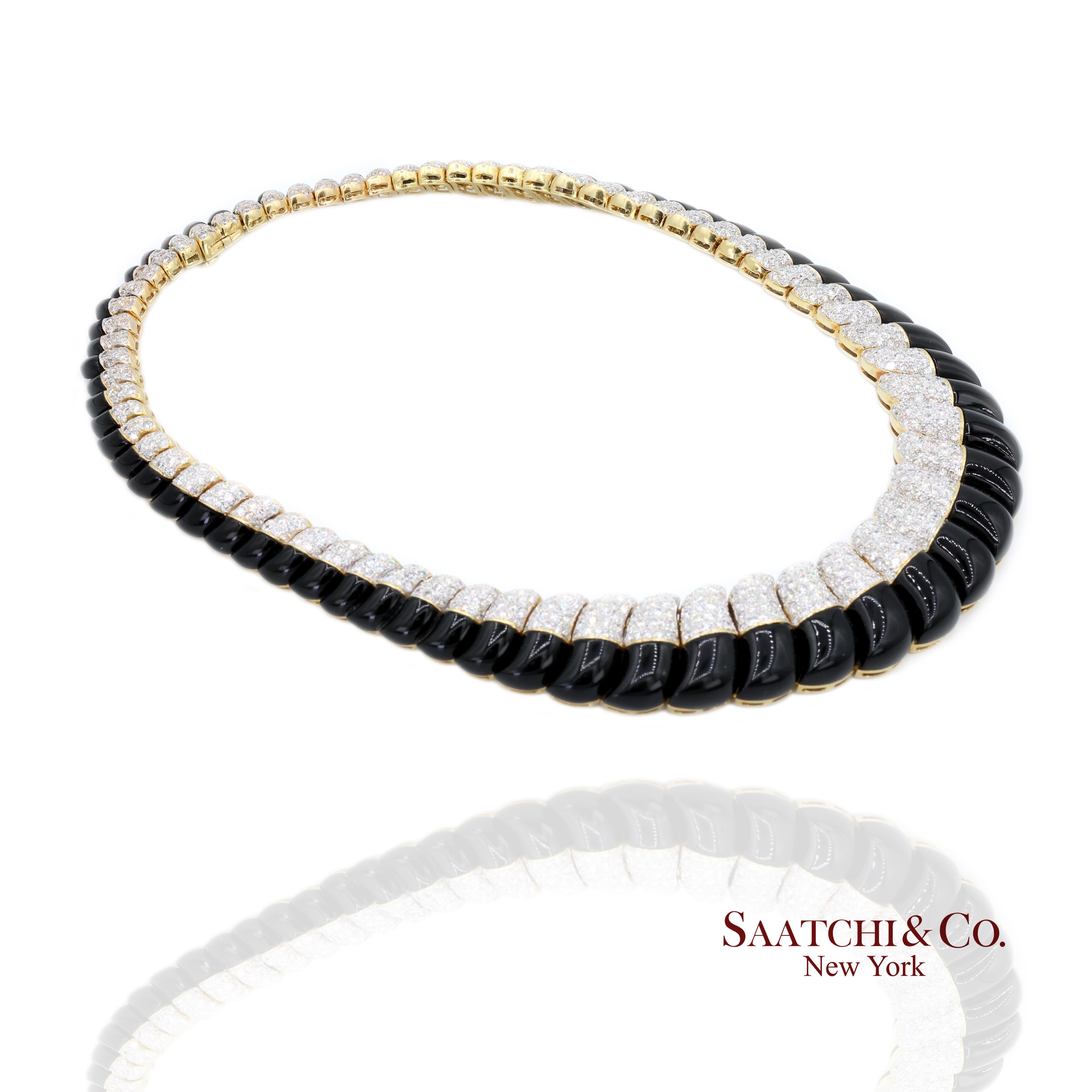 Contemporain Collier en or blanc et jaune 18K composé d'onyx naturel noir et de diamants blancs naturels en vente