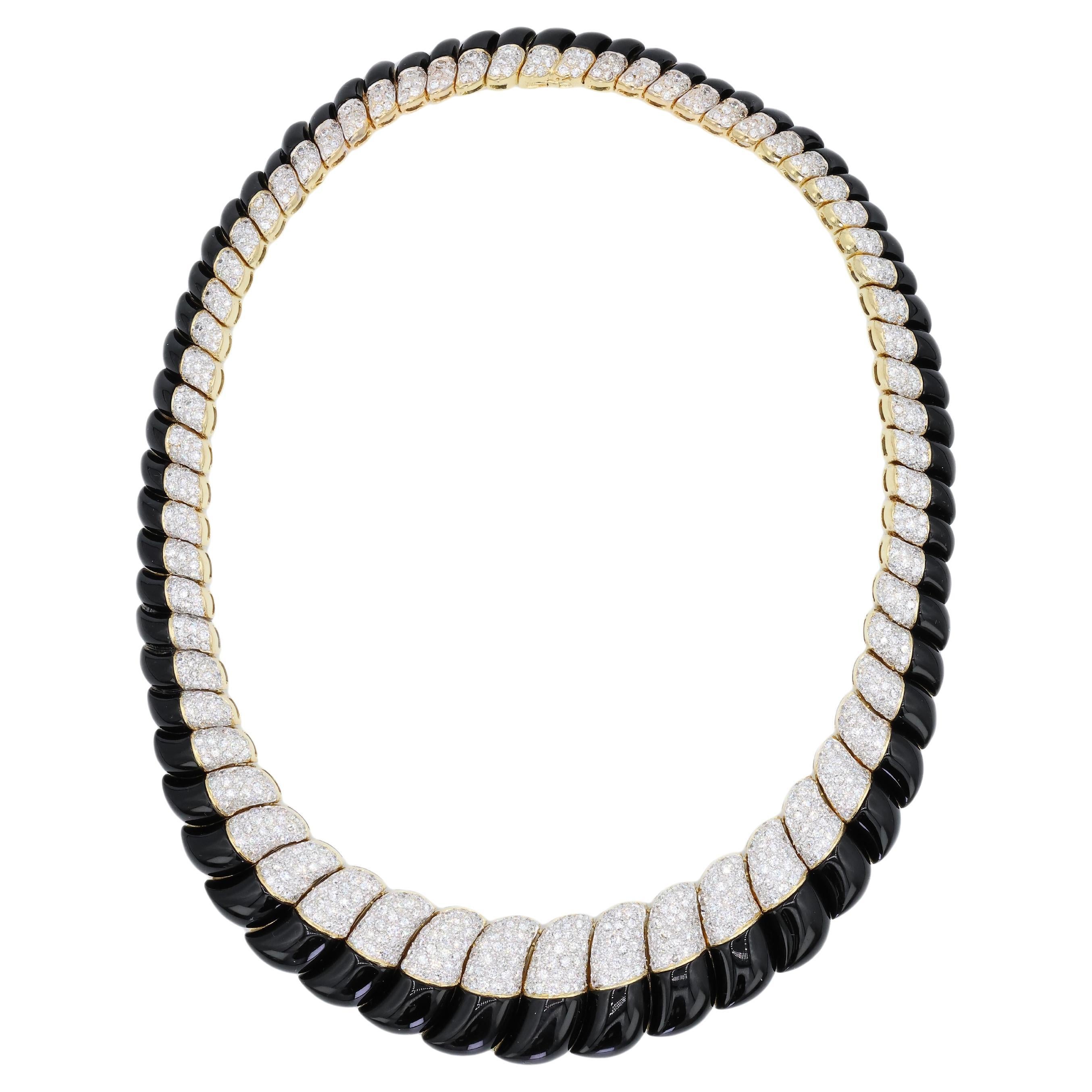 Collier en or blanc et jaune 18K composé d'onyx naturel noir et de diamants blancs naturels en vente