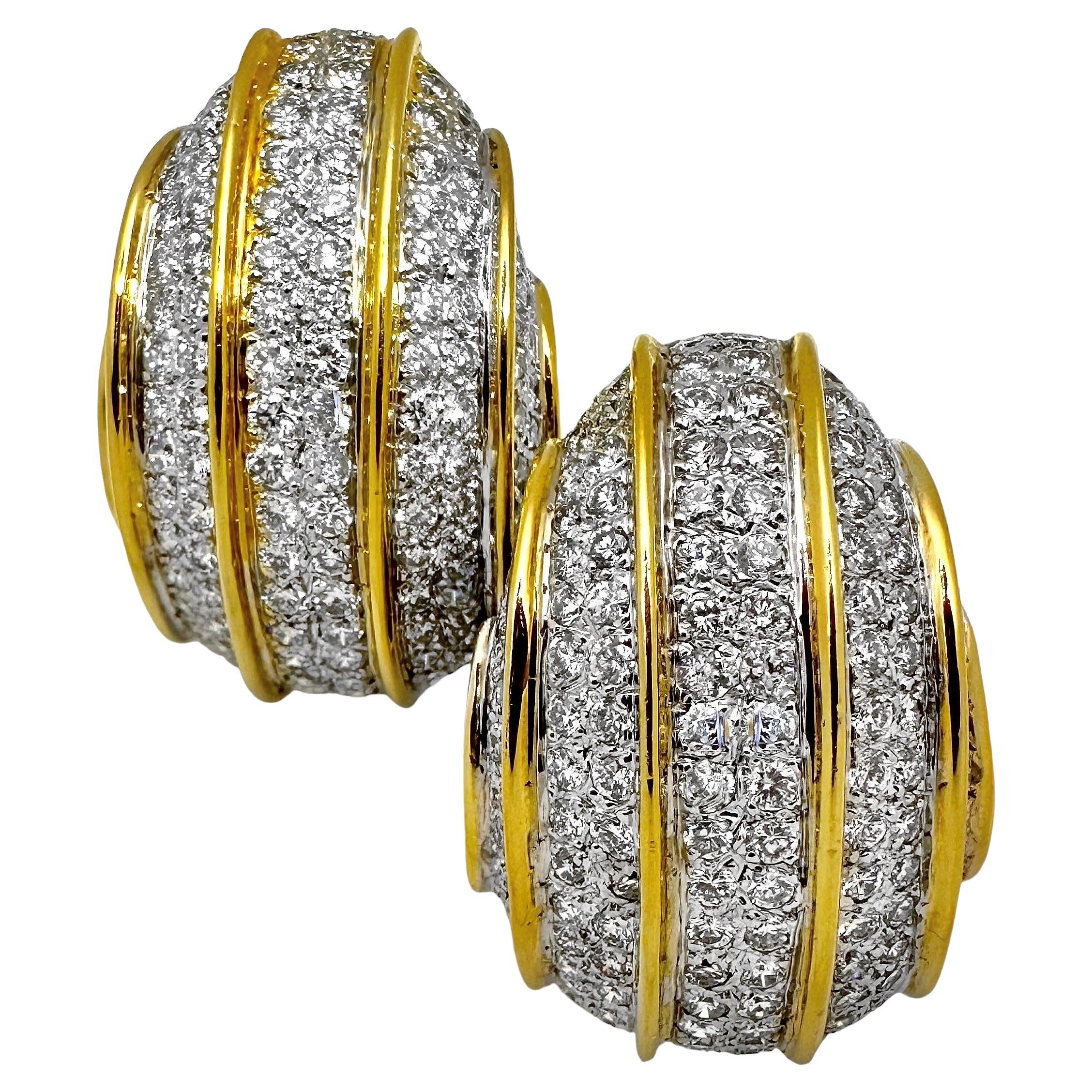 Boucles d'oreilles cocktail en or blanc et jaune 18 carats avec un total d'environ 10 carats Poids du diamant