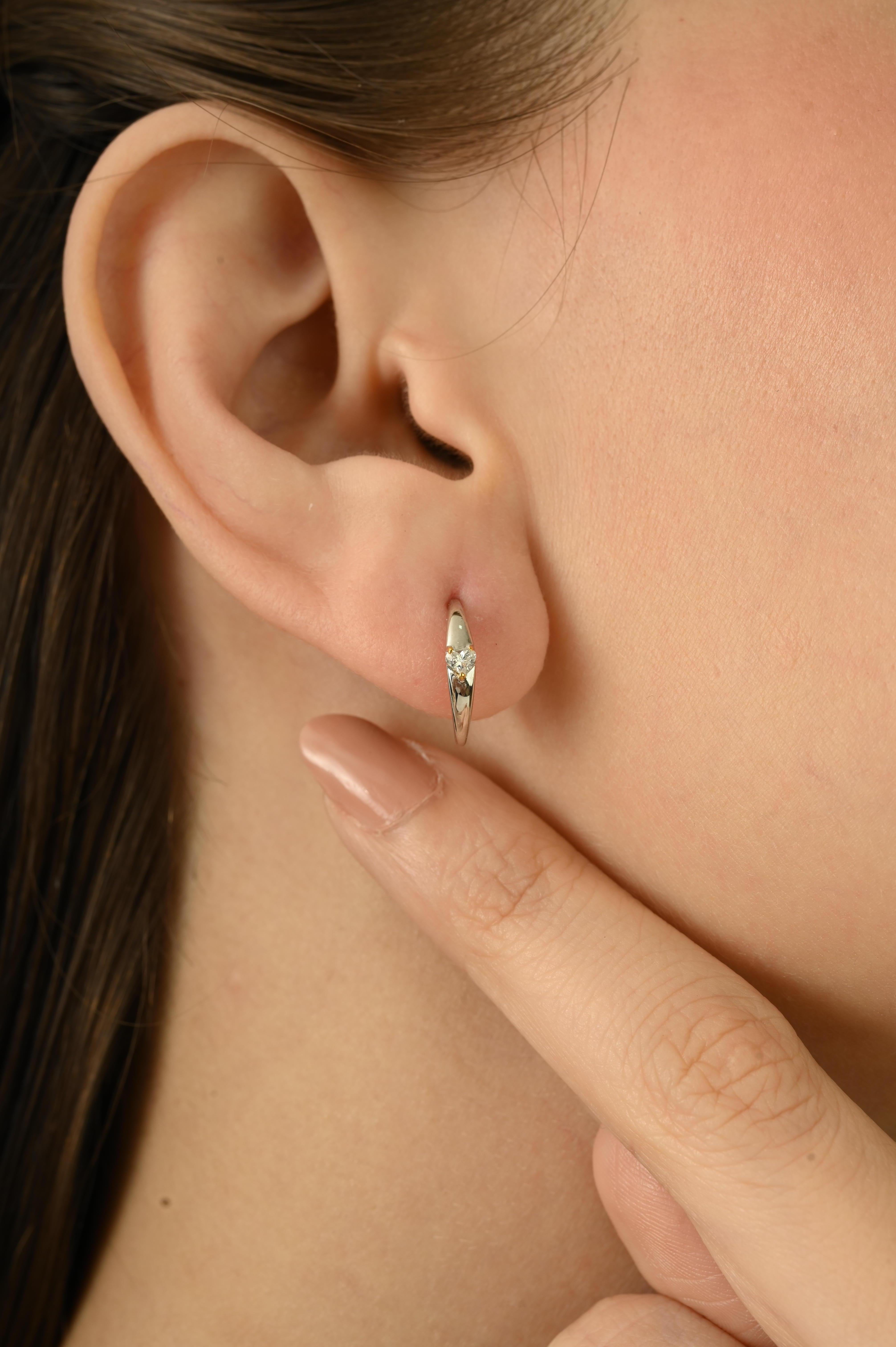 Boucles d'oreilles contemporaines en or blanc et jaune 18K avec diamant en forme de coeur en vente 2