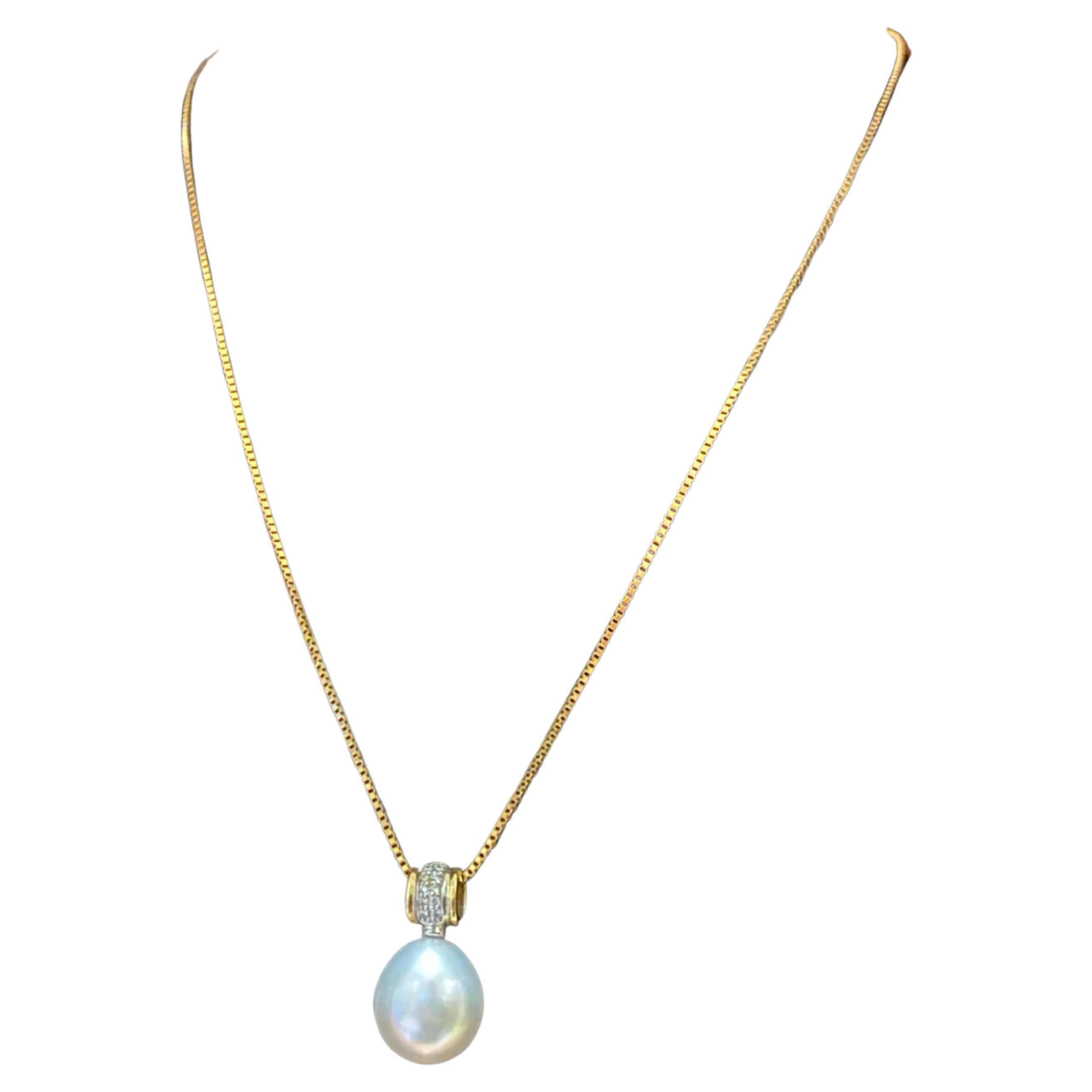 Featuring a oval-shaped
Cultured South Sea Pearl
of mirror-like luster & 
of desirable creme / ivory colour 
measuring 13mm x 15mm approx. 

Topped by a solid bail, 
meticulously crafted in 18K white & yellow gold 
(stamped 750), 
embellished with a