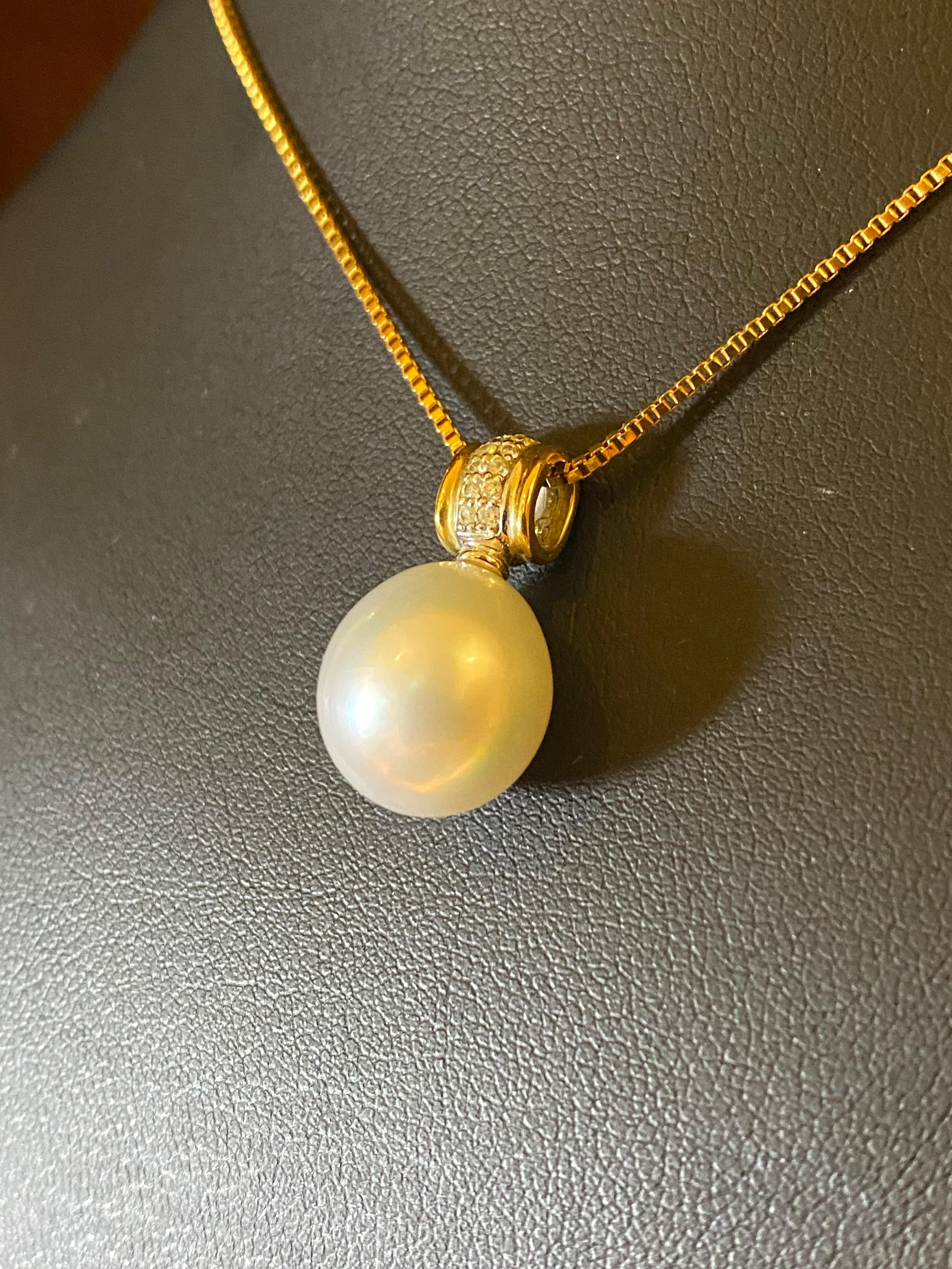 Taille ronde Pendentif en or blanc et jaune 18 carats, diamant et perle de 13 mm sur chaîne en or jaune 18 carats en vente