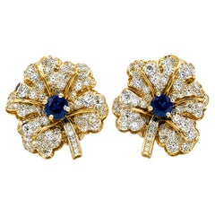 Boucles d'oreilles en or blanc et jaune 18 carats, ornées de diamants et de saphirs, en forme de feuilles fleuries