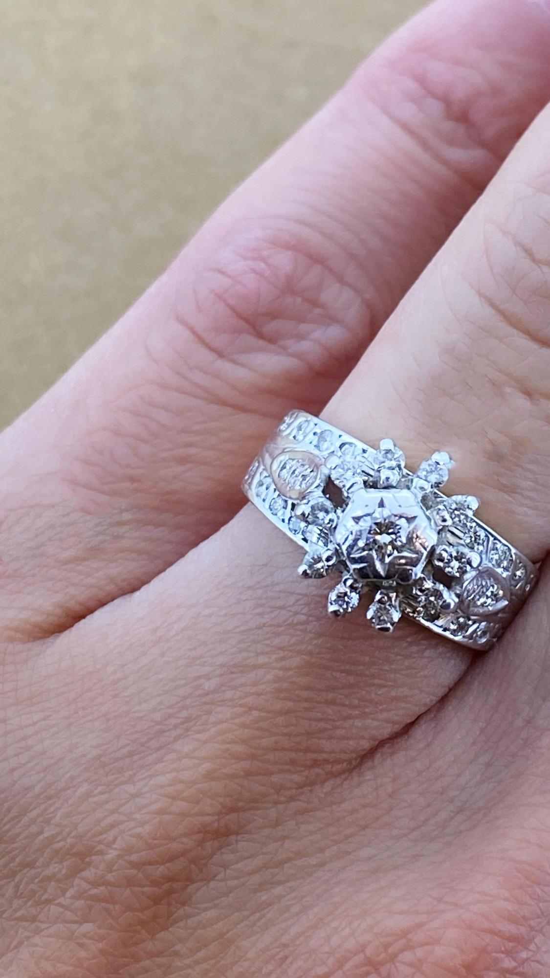 18K White & Yellow Gold Diamond Engagement Ring + 2 Diamond Bands (3 in 1 Set) (Retro) im Angebot