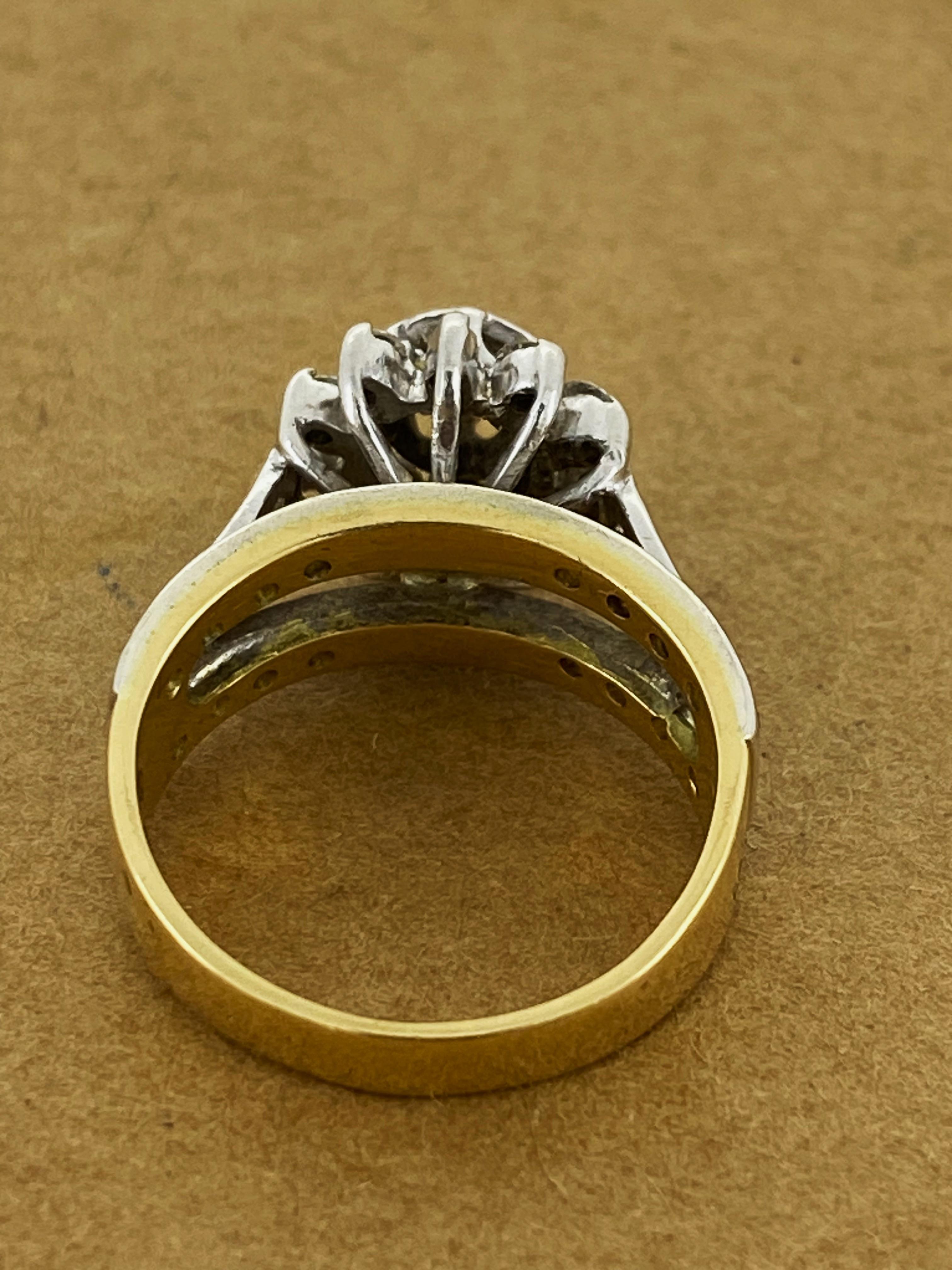 18K White & Yellow Gold Diamond Engagement Ring + 2 Diamond Bands (3 in 1 Set) (Rundschliff) im Angebot