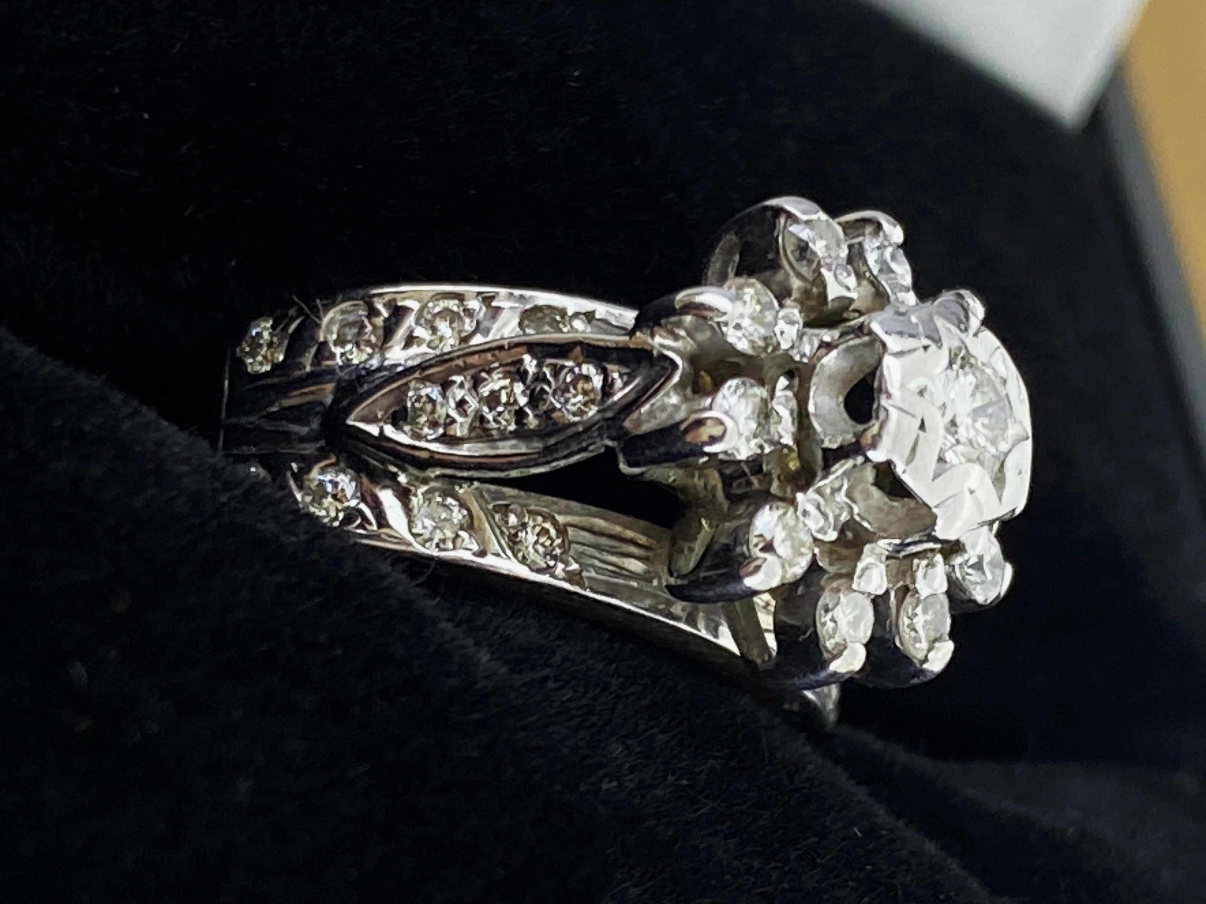 18K White & Yellow Gold Diamond Engagement Ring + 2 Diamond Bands (3 in 1 Set) im Zustand „Hervorragend“ im Angebot in MELBOURNE, AU