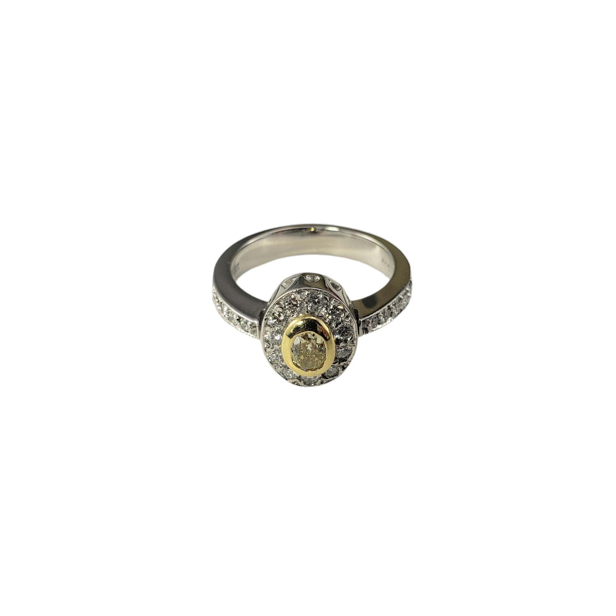 Bague de fiançailles en or blanc et jaune 18 carats, diamant jaune (peut-être traité en couleur) Taille 6.5 

Cette bague étincelante présente un diamant jaune de taille ovale (4,2 mm x 3,3 mm) et 21 diamants ronds de taille brillant sertis dans de