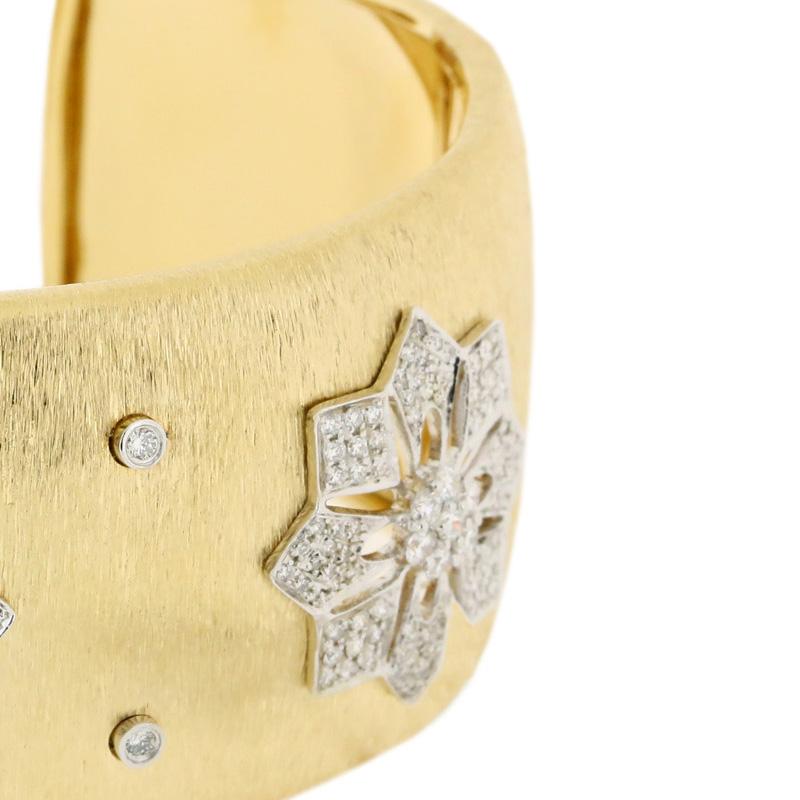 18 Karat Weiß- und Gelbgold Diamant-Armreif mit durchbrochenem Armreif in florentinischem Finish (Rundschliff)