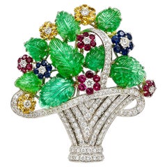 Broche en forme de panier en or blanc et jaune 18 carats, sertie de diamants, de rubis et de saphirs