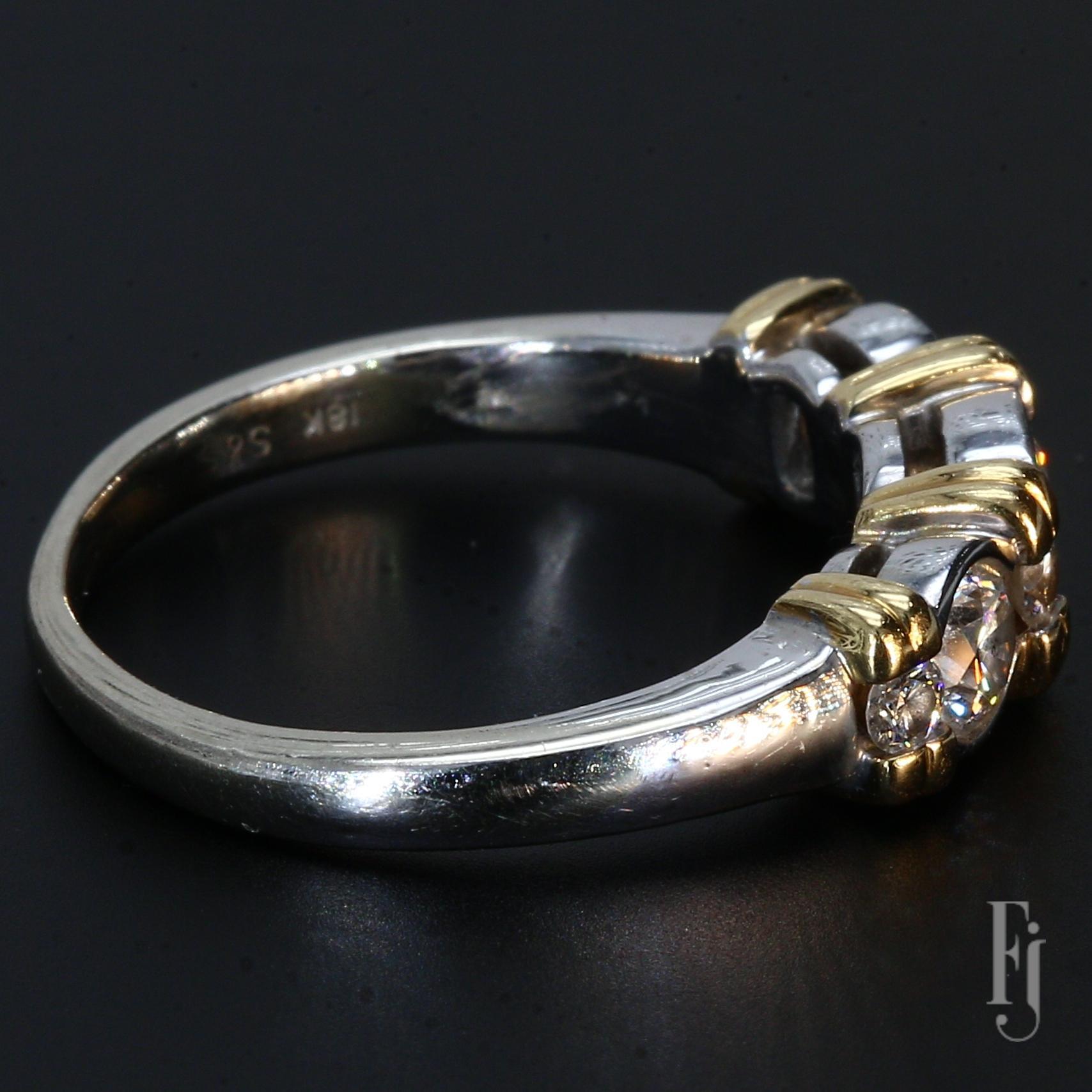 Voici une bague à trois pierres en or 18 carats, ornée de trois diamants blancs ronds. Les diamants primaires ont chacun ~0,26ct, de couleur G et de pureté I2. Les quatre diamants d'accentuation ont une taille de ~0,05ct chacun et sont également de