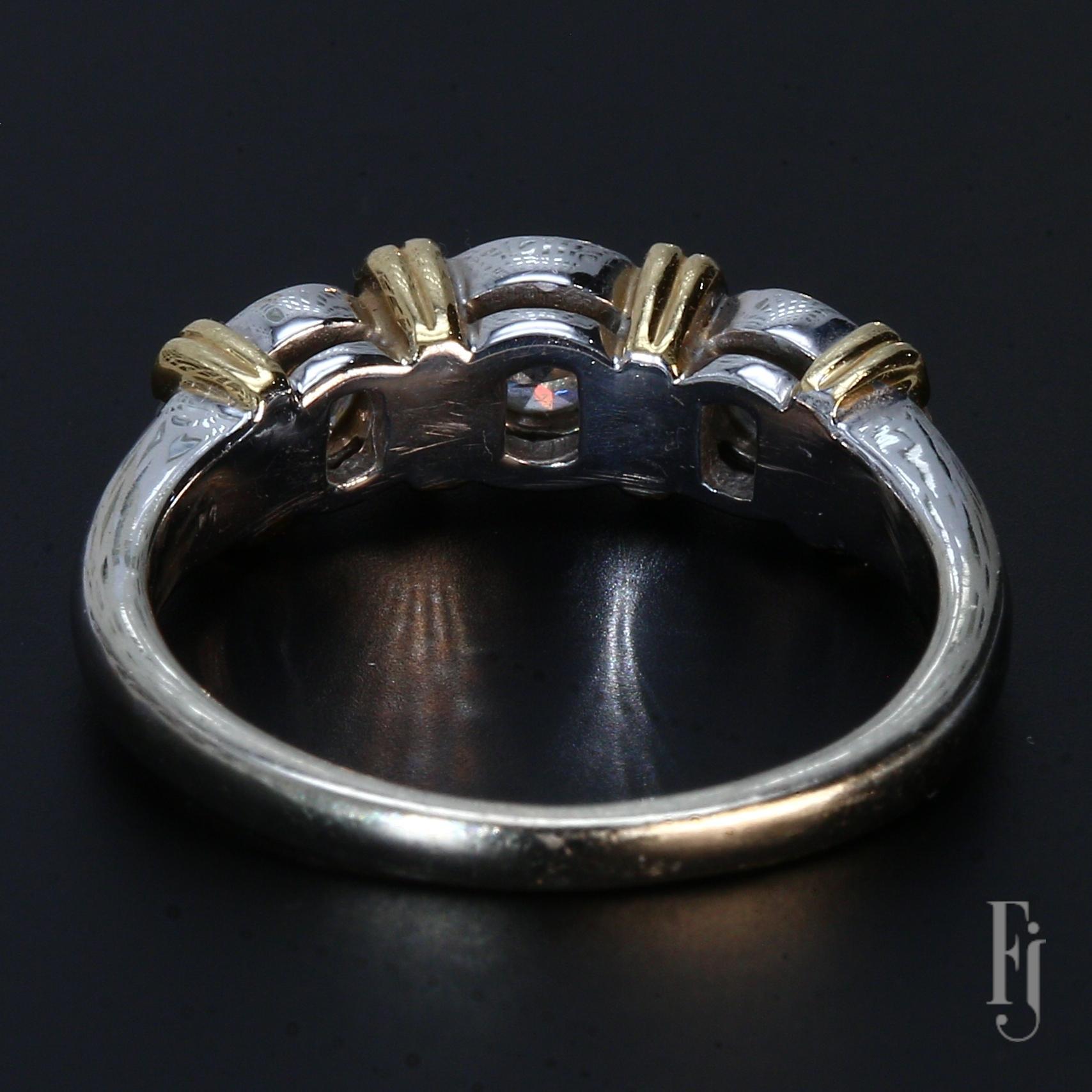 Taille ronde Bague à trois pierres en or blanc et jaune 18k avec chaton et diamants - Taille 7 en vente