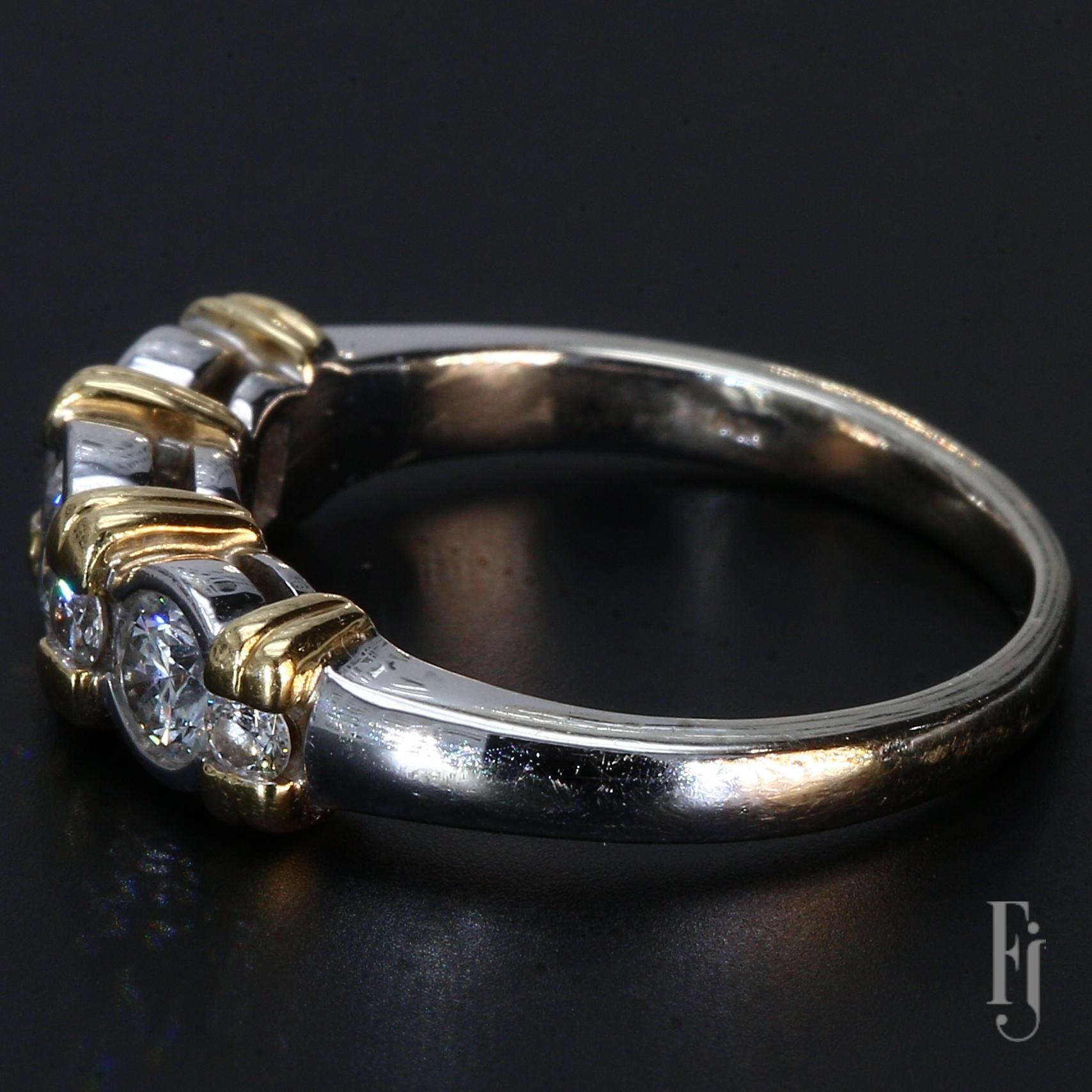 Bague à trois pierres en or blanc et jaune 18k avec chaton et diamants - Taille 7 État moyen - En vente à Scottsdale, AZ