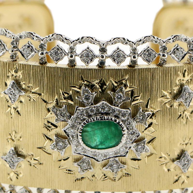 18 Karat Weißgold und Gelbgold - 63,93 GM
3 Smaragd – 2,06 Karat
128 Diamanten – 1,42 Karat

Vorlaufzeit: 3–4 Wochen

Das Familienunternehmen Althoff Jewelry hat es sich zur Aufgabe gemacht, elegante, luxuriöse und anmutige Stücke zu kreieren.