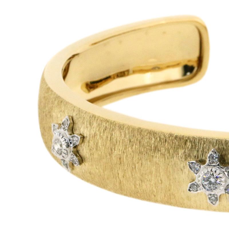 Armreif aus 18 Karat Weiß- und Gelbgold mit Blumen-Diamant in florentinischem Finish (Kunsthandwerker*in)