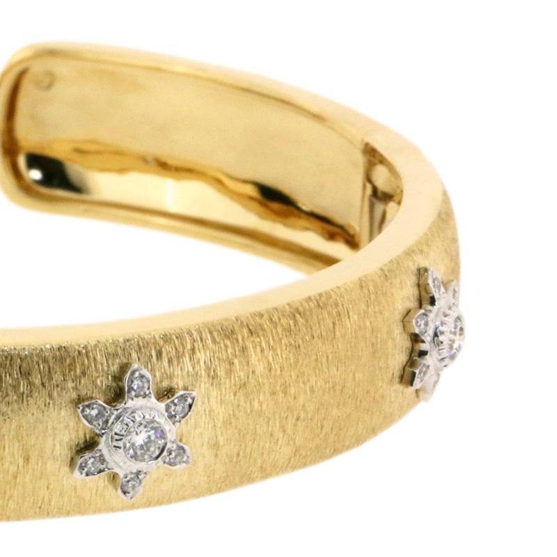 Armreif aus 18 Karat Weiß- und Gelbgold mit Blumen-Diamant in florentinischem Finish (Rundschliff)