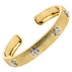 Armreif aus 18 Karat Weiß- und Gelbgold mit Blumen-Diamant in florentinischem Finish