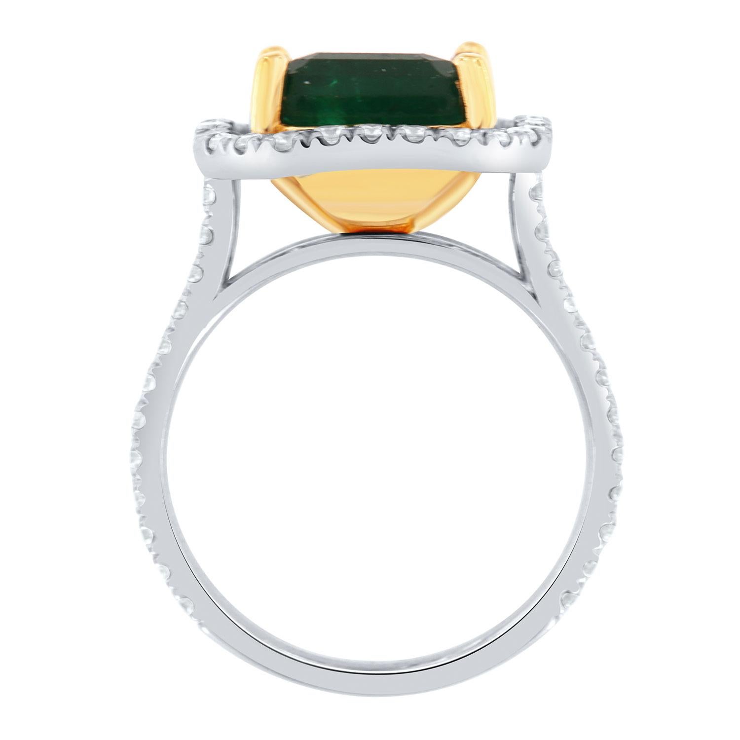 Bague en or blanc et jaune 18 carats avec halo de diamants et émeraudes vertes de 6,23 carats certifiées par le GIA Neuf - En vente à San Francisco, CA