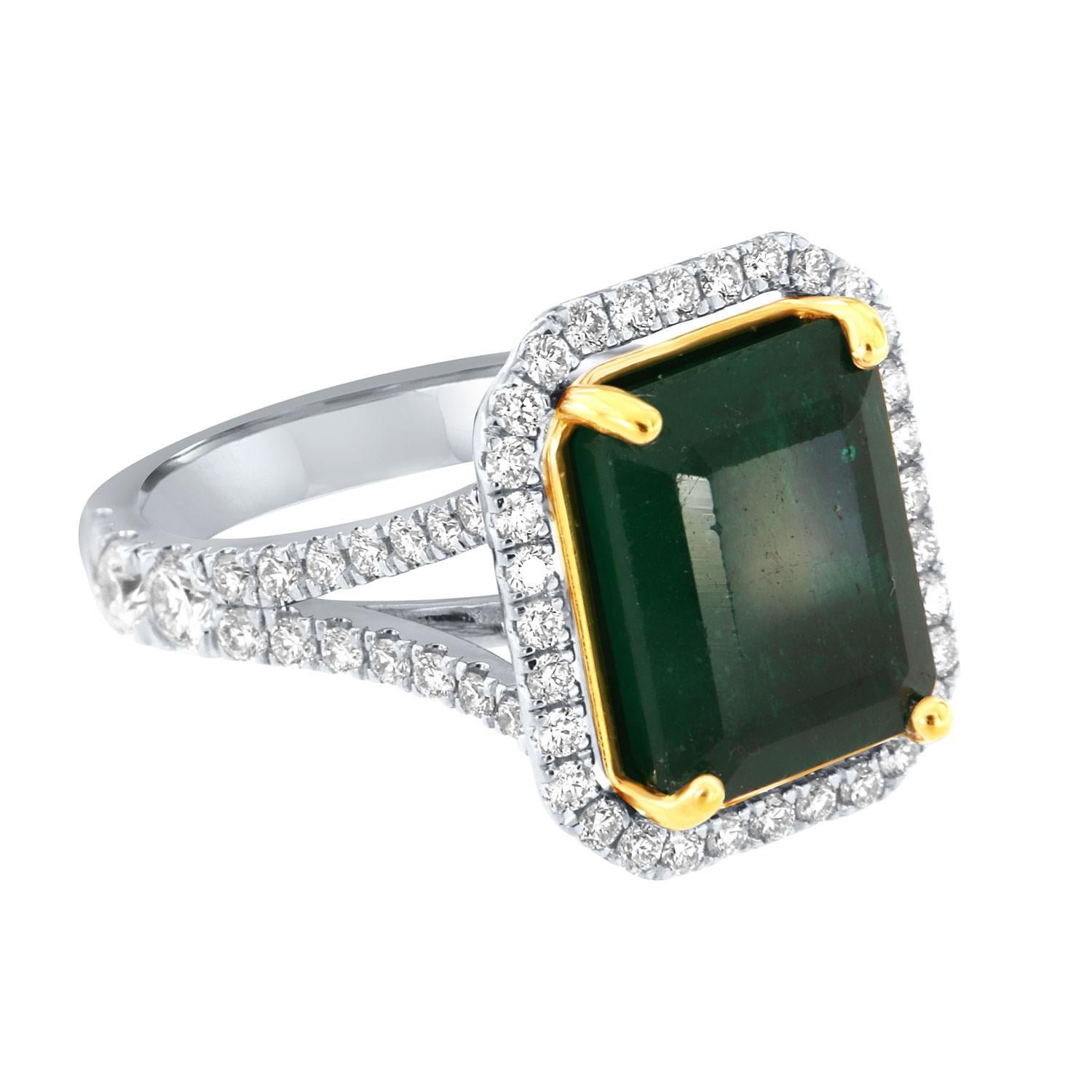 Taille émeraude Bague en or blanc et jaune 18 carats avec halo de diamants et émeraude verte certifiée GIA de 6,82 carats en vente