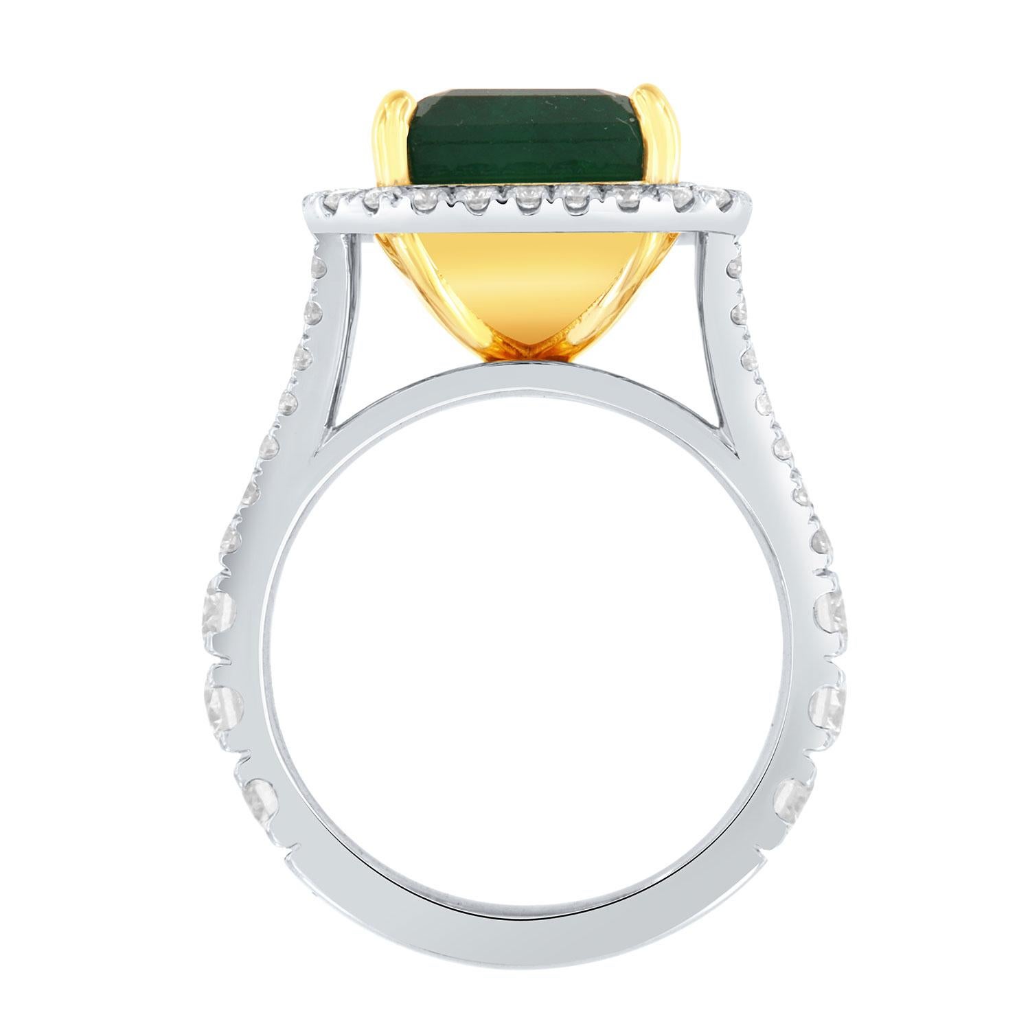 Bague en or blanc et jaune 18 carats avec halo de diamants et émeraude verte certifiée GIA de 6,82 carats Neuf - En vente à San Francisco, CA
