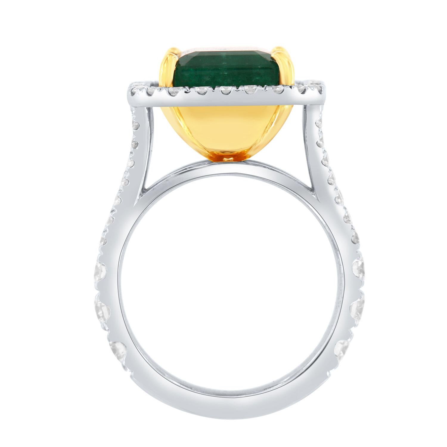 Bague en or blanc et jaune 18 carats avec halo de diamants et émeraudes vertes de 8,17 carats certifiées par le GIA Neuf - En vente à San Francisco, CA
