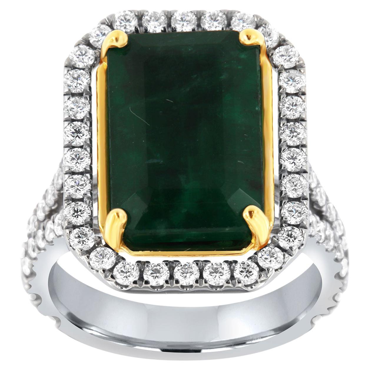 Bague en or blanc et jaune 18 carats avec halo de diamants et émeraudes vertes de 8,17 carats certifiées par le GIA en vente