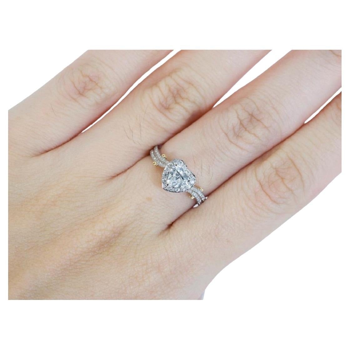 Herzförmiger klassischer Diamant in 0,50 Karat, montiert in 18K Weiß- und Gelbgold, mit 0,24 Karat runden Brillant-Diamant-Seitensteinen. Der Hauptstein ist vom GIA-Labor zertifiziert.

-1 Diamant-Hauptstein von 0,50 ct.
Schnitt: Herz
Farbe: