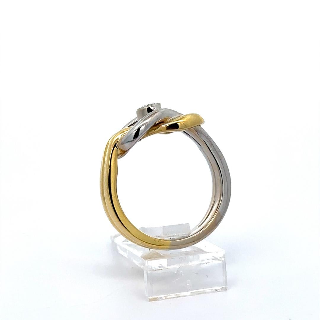 Taille ronde Bague à anneau massif en or blanc et jaune 18 carats avec nœuds imbriqués 0,12 ctw en vente