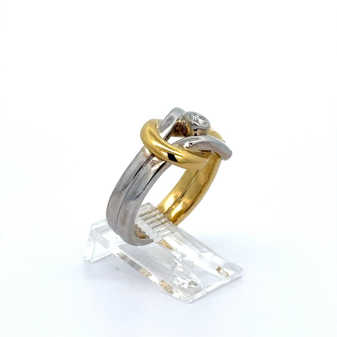 Bague à anneau massif en or blanc et jaune 18 carats avec nœuds imbriqués 0,12 ctw Excellent état - En vente à Montclair, NJ