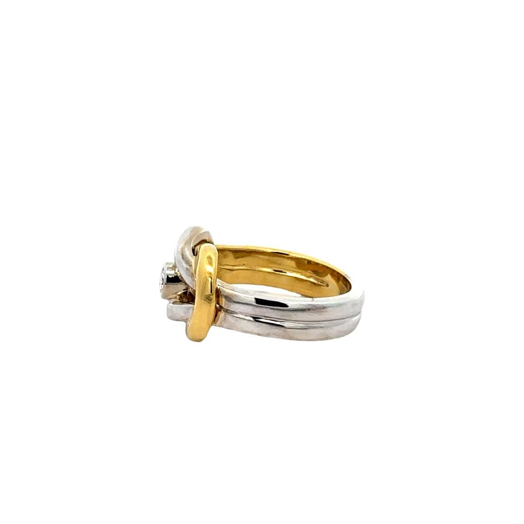 Bague à anneau massif en or blanc et jaune 18 carats avec nœuds imbriqués 0,12 ctw en vente 2