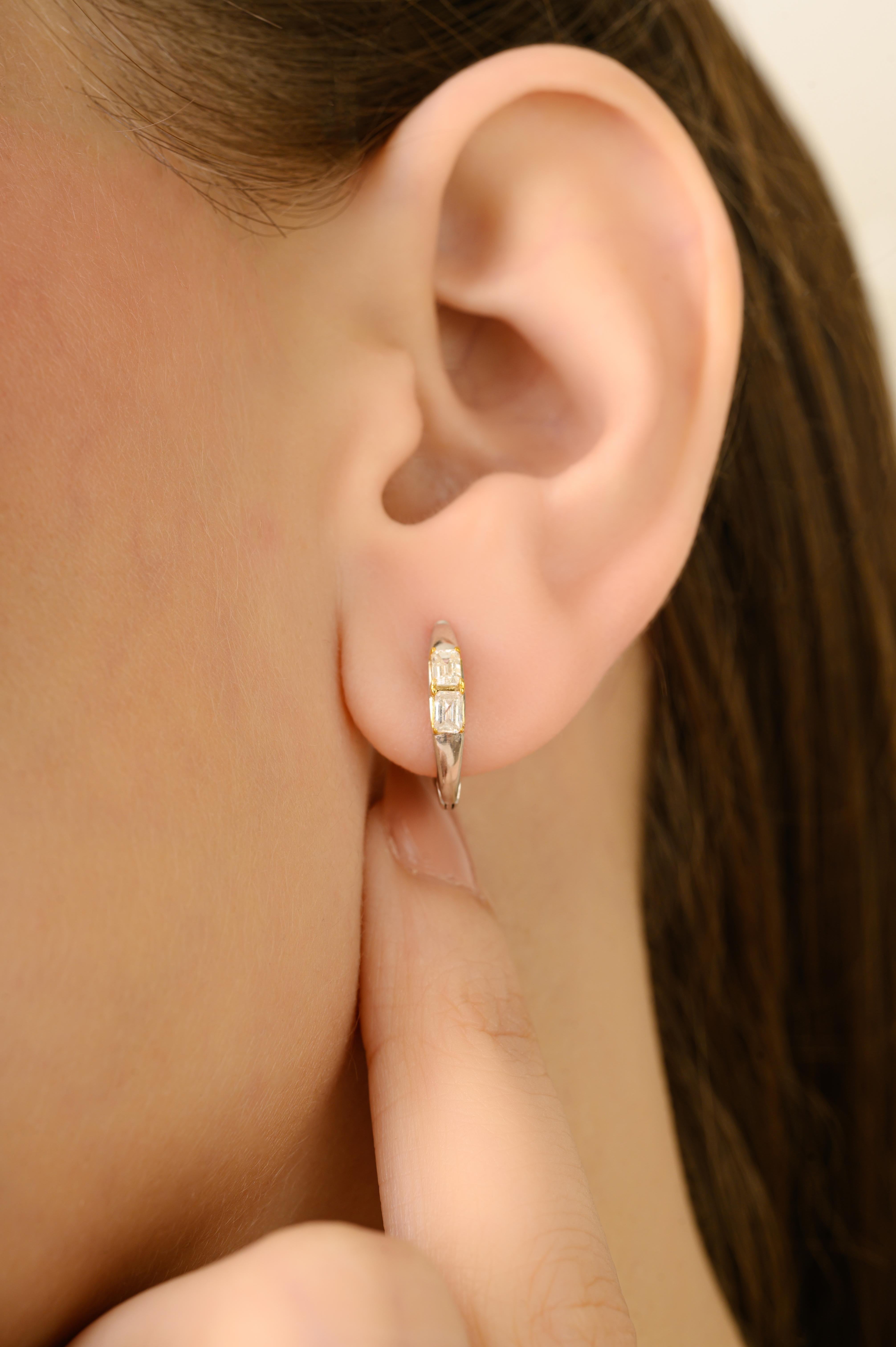Ces boucles d'oreilles modernes en or blanc et jaune 18 carats sont ornées de quatre diamants octogonaux d'une valeur totale de 0,47 carat, mesurant chacun 3,1 × 2,3 mm et montés en serti-clos pour une brillance optimale. Mesurant 0,59 pouce de long
