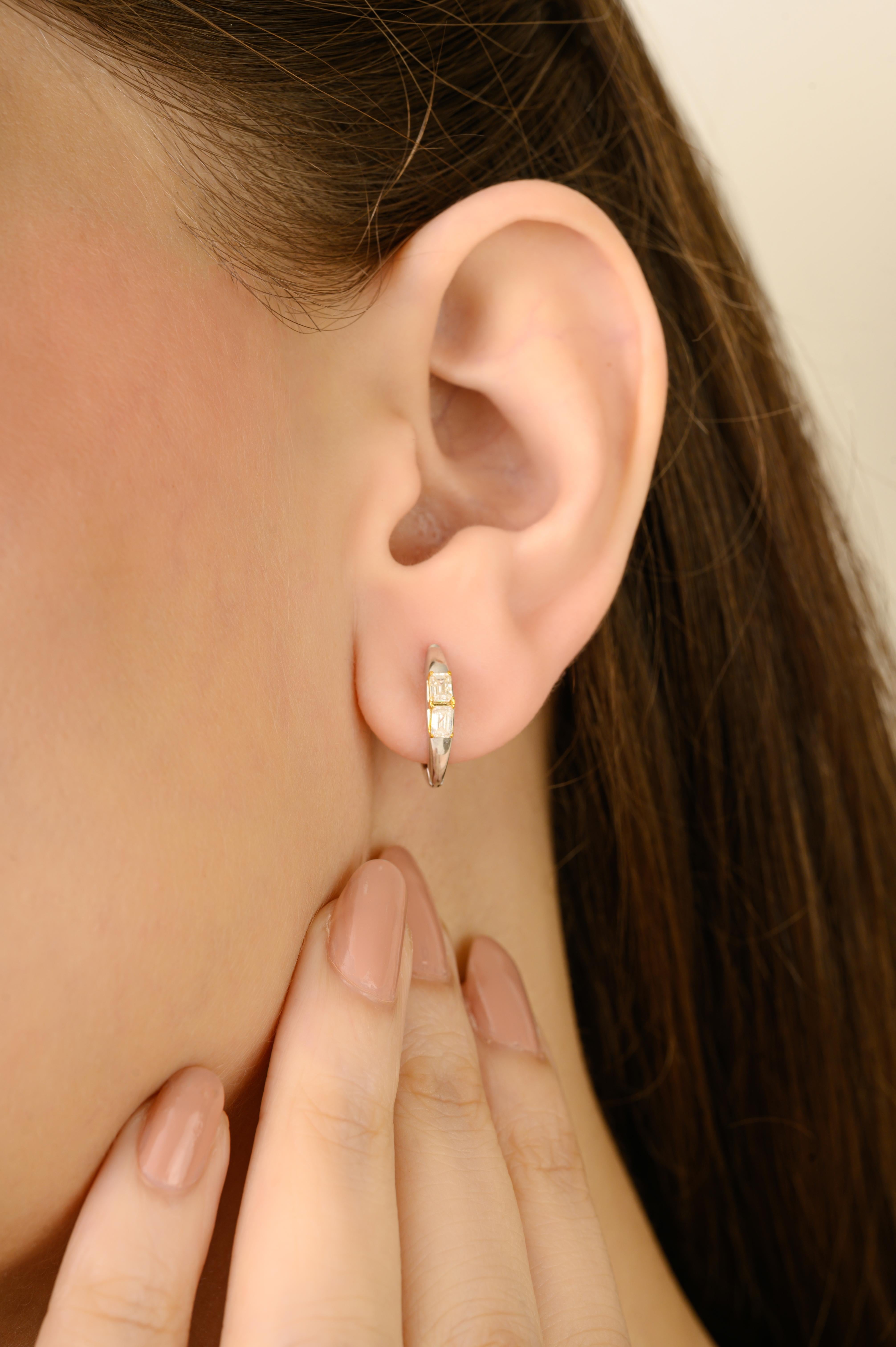 Taille octogone Boucles d'oreilles Huggie en or blanc et jaune 18K avec diamants octogonaux Everyday Wear en vente