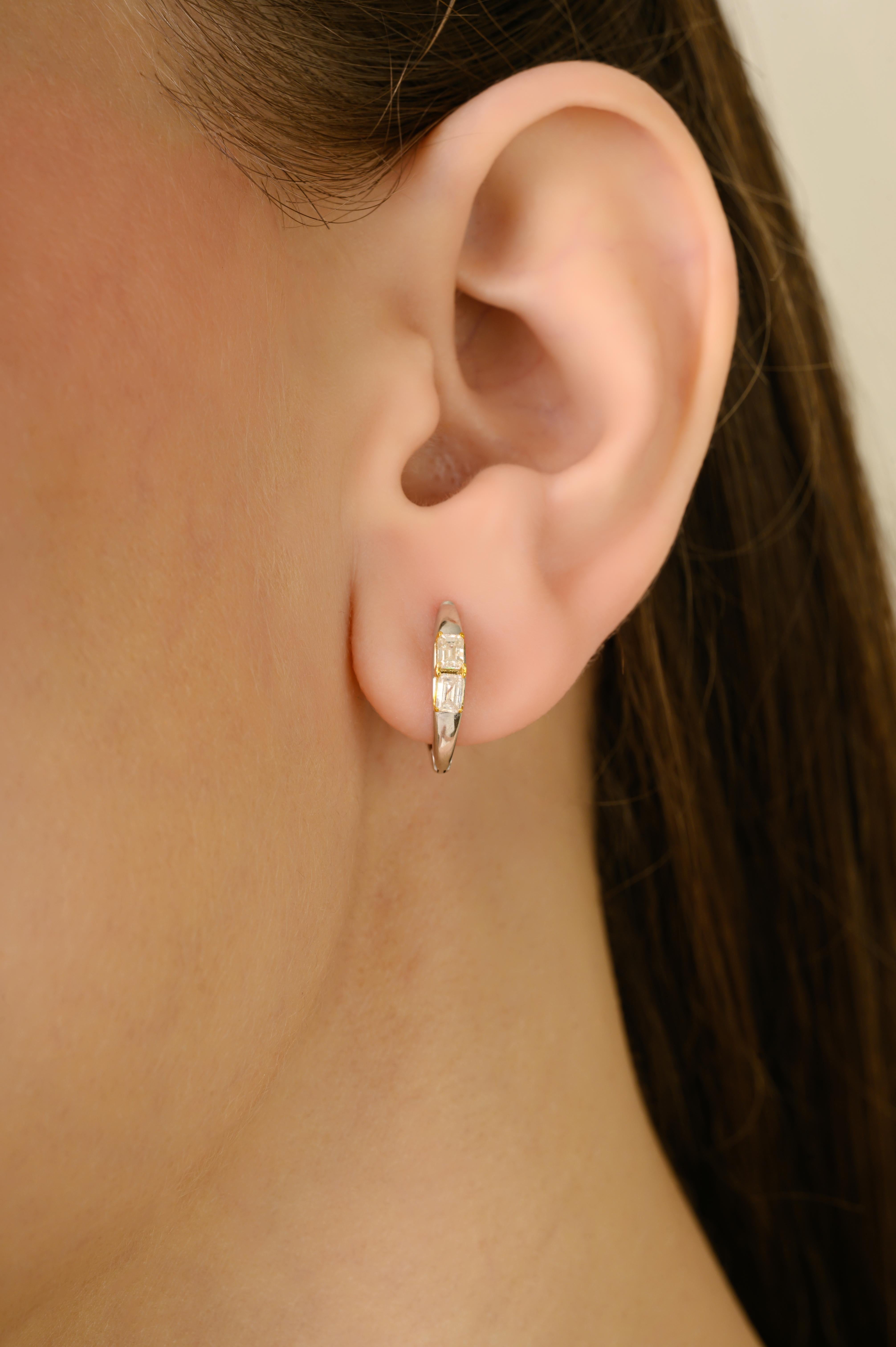 Boucles d'oreilles Huggie en or blanc et jaune 18K avec diamants octogonaux Everyday Wear Pour femmes en vente
