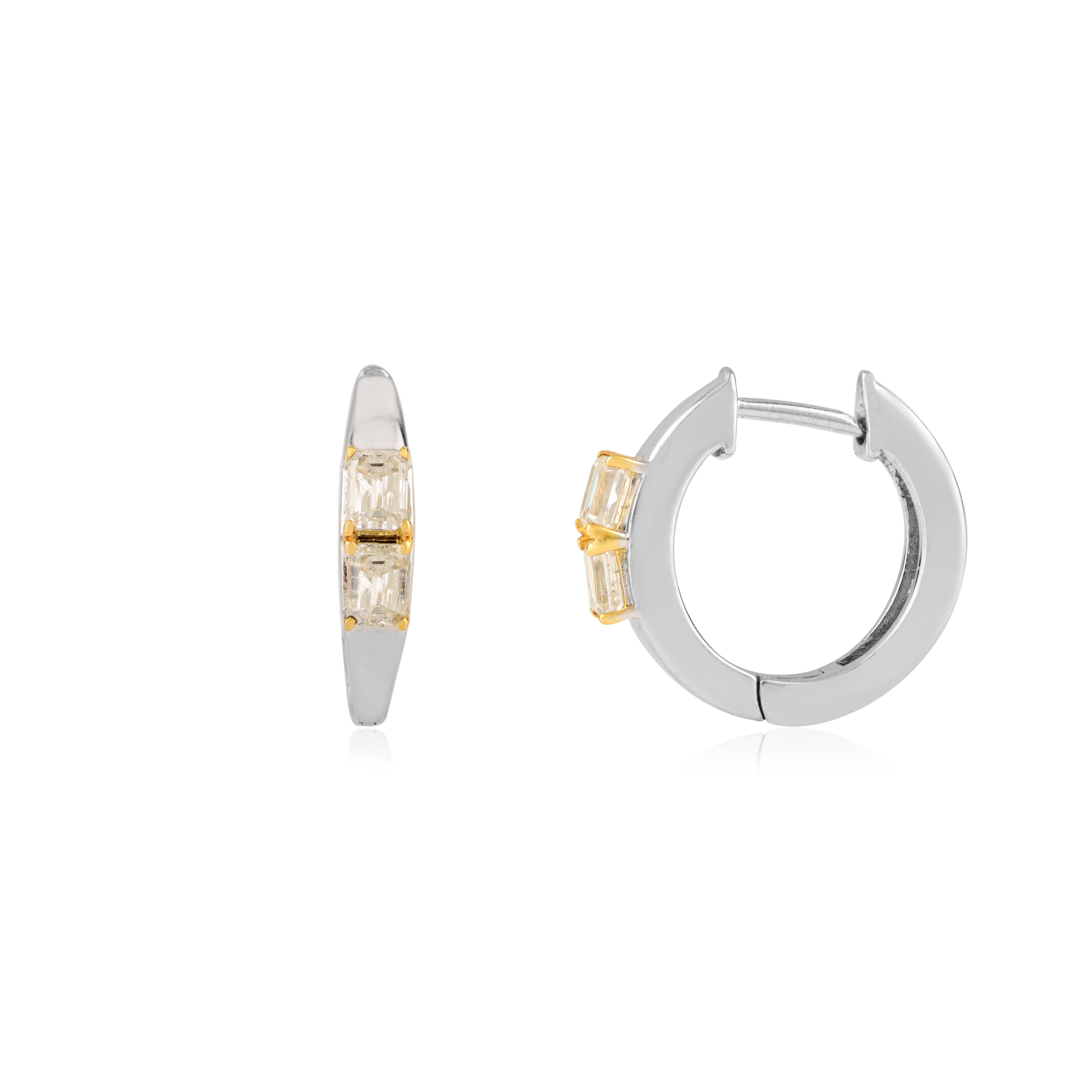 Boucles d'oreilles Huggie en or blanc et jaune 18K avec diamants octogonaux Everyday Wear en vente 1