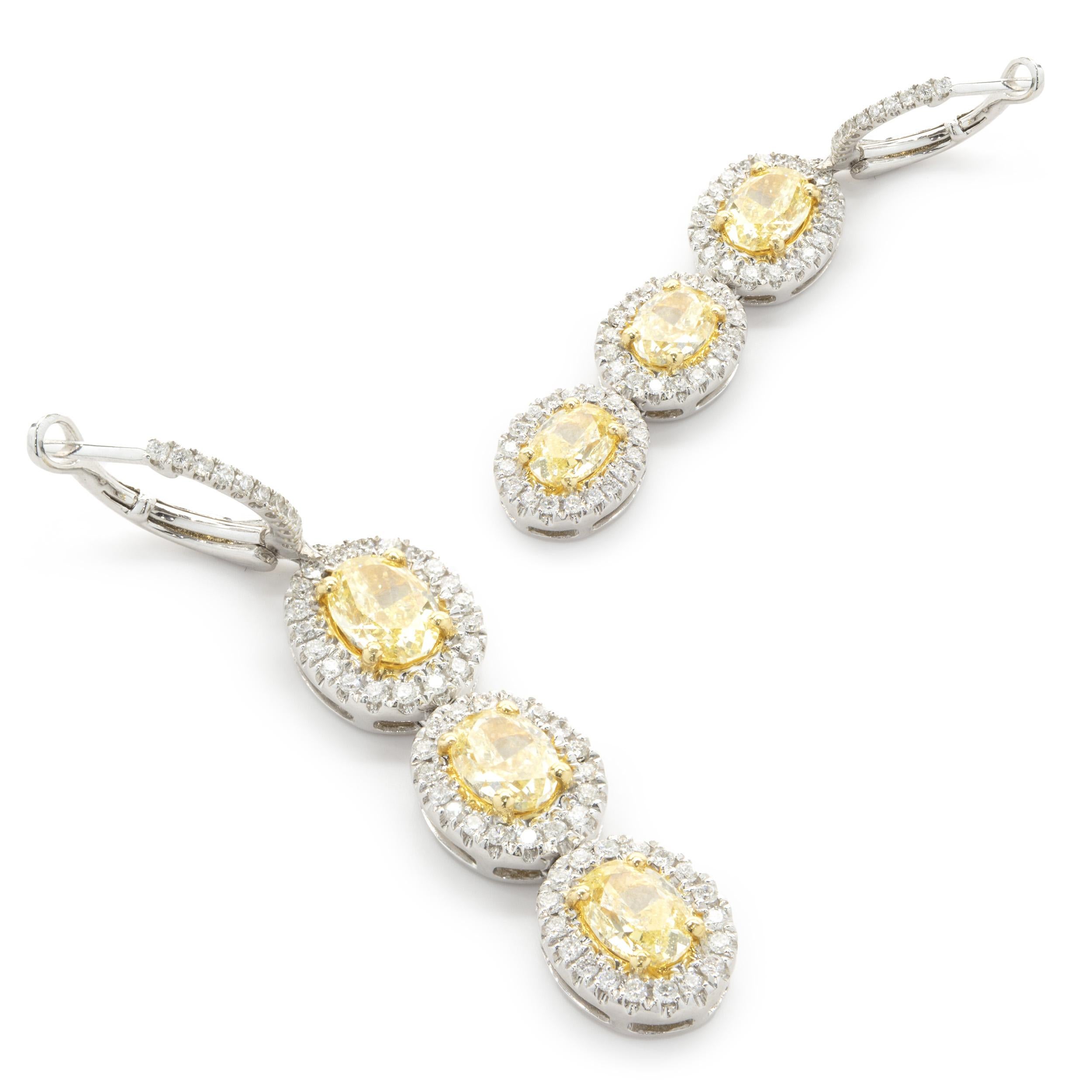 18 Karat Weiß- und Gelbgold Ovale Fancy Gelbe Diamant-Tropfen-Ohrringe mit Halos (Ovalschliff)